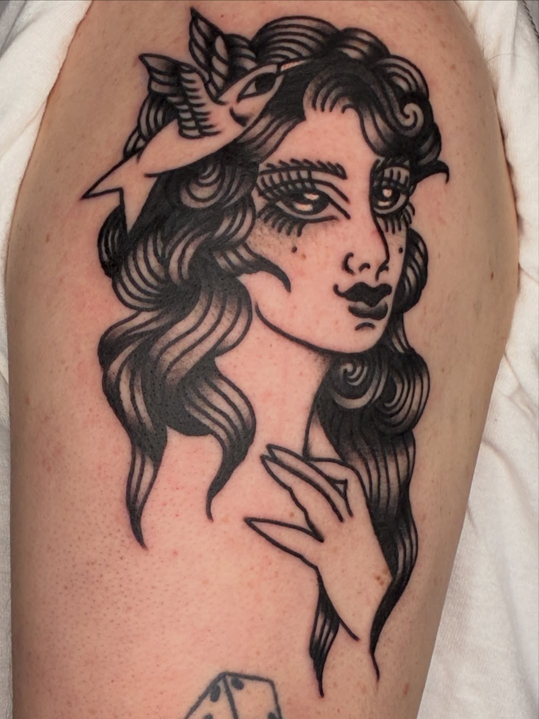Woman with bird and star realism tattoo on the thigh by Sav Robinson