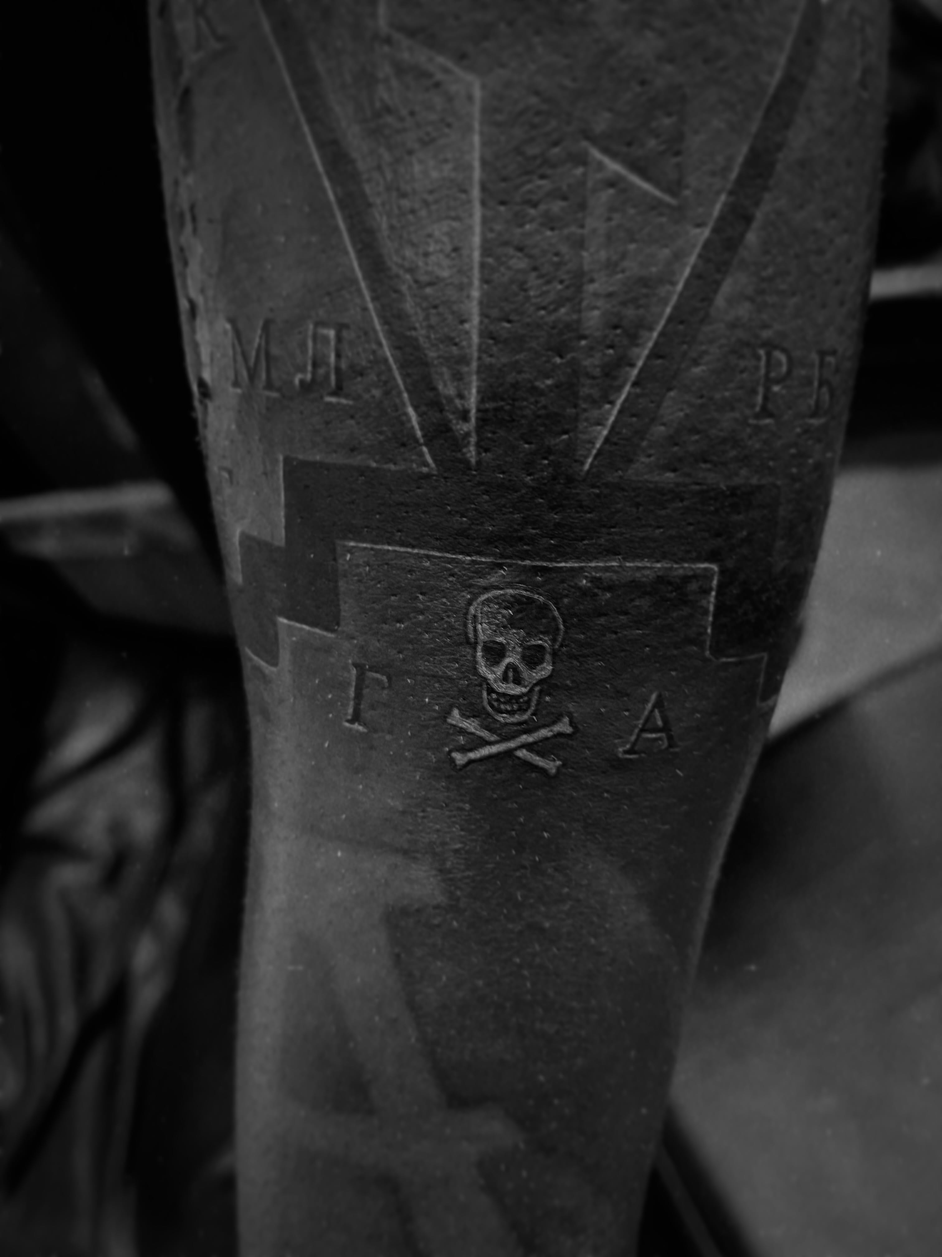 Tattoo by @kwetextatuajes — black_and_grey