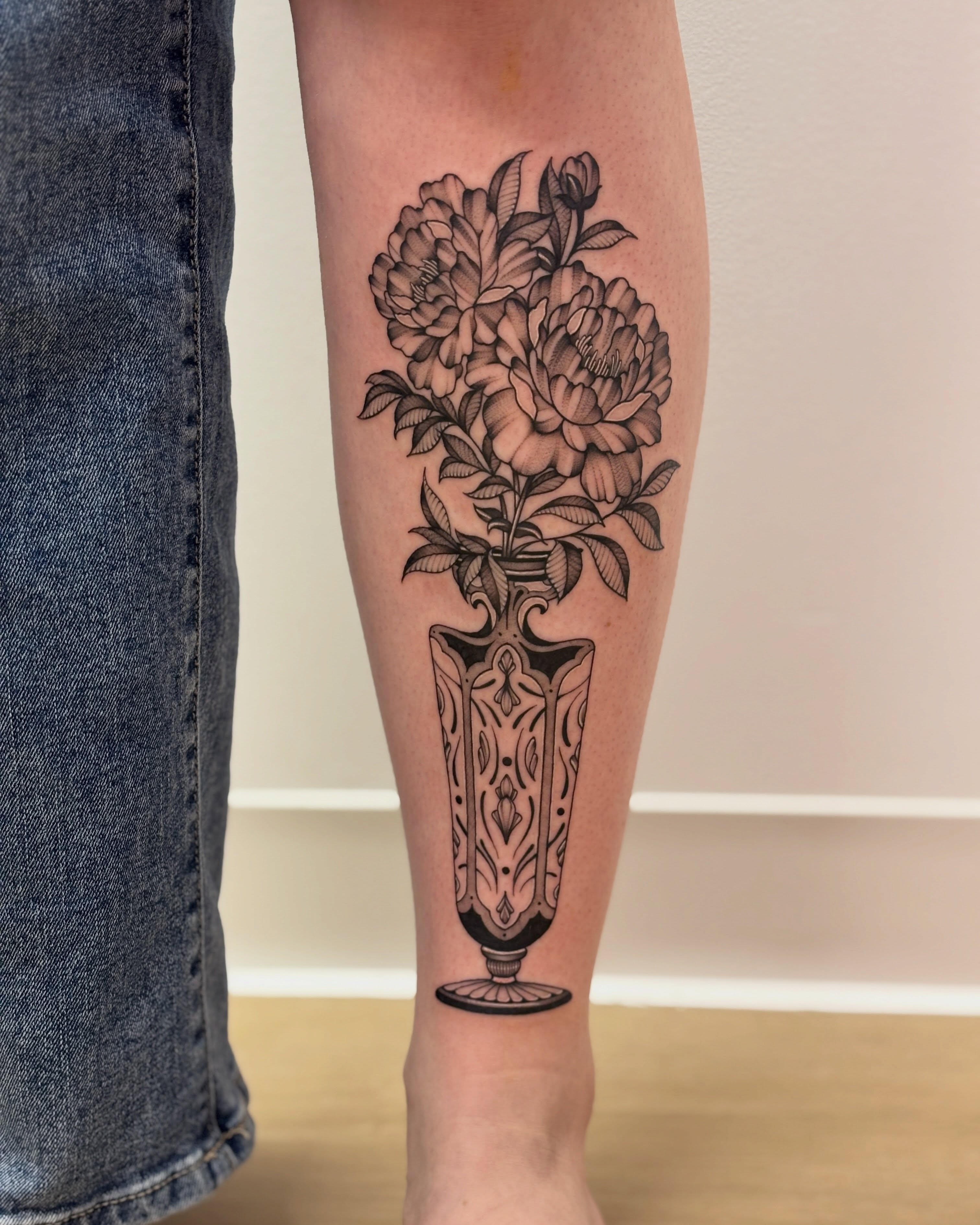 Tattoo by @lilindigotattoo โ black_and_grey