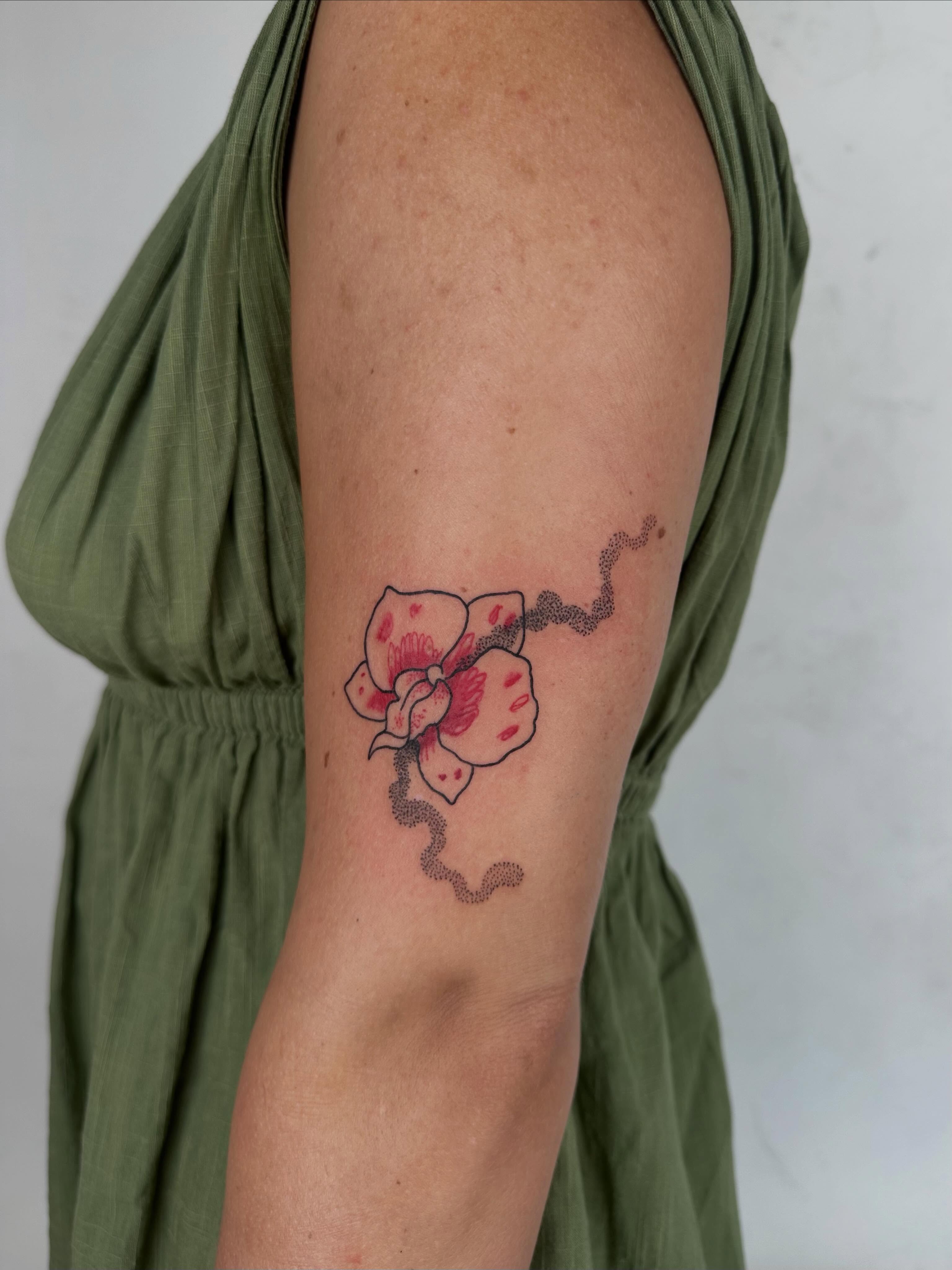Tattoo by @kyklothymia — dotwork