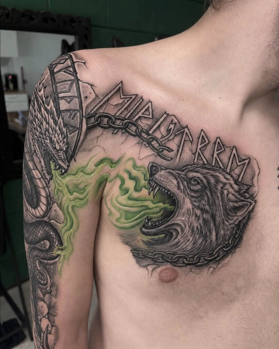 Wolf realism tattoo on the chest by Léon Huiting