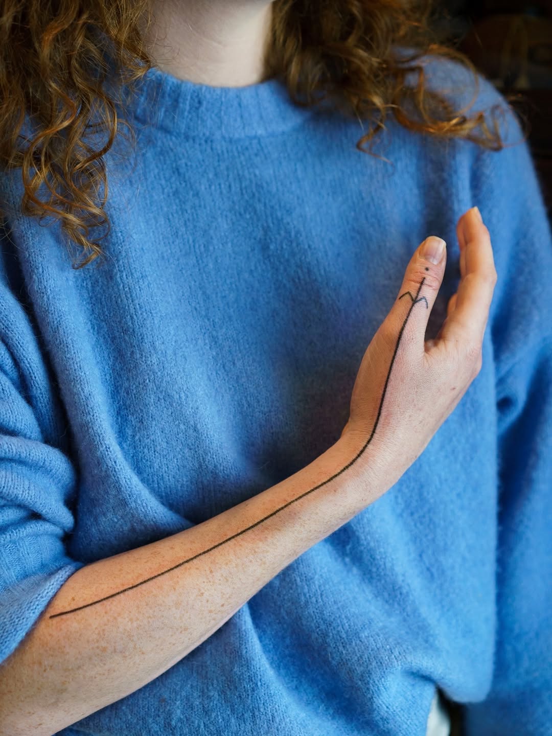 Abstract line minimalist tattoo on the forearm by 思Stacy