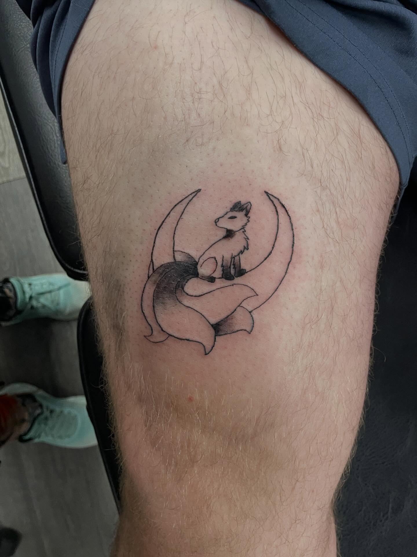 Fox and crescent moon minimalist tattoo on the thigh by Yaya tattoo