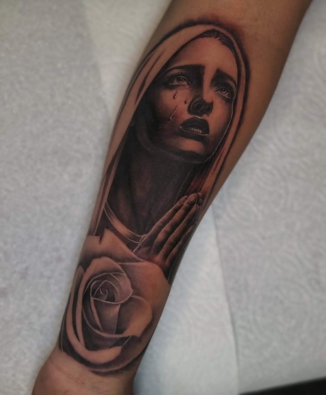Crying woman and rose Chicano tattoo on the forearm by Mando