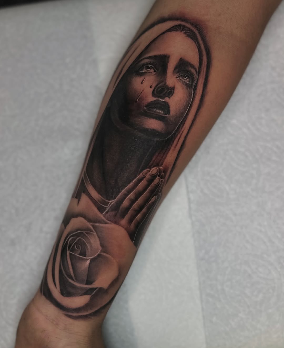 Crying woman and rose Chicano tattoo on the forearm by Mando