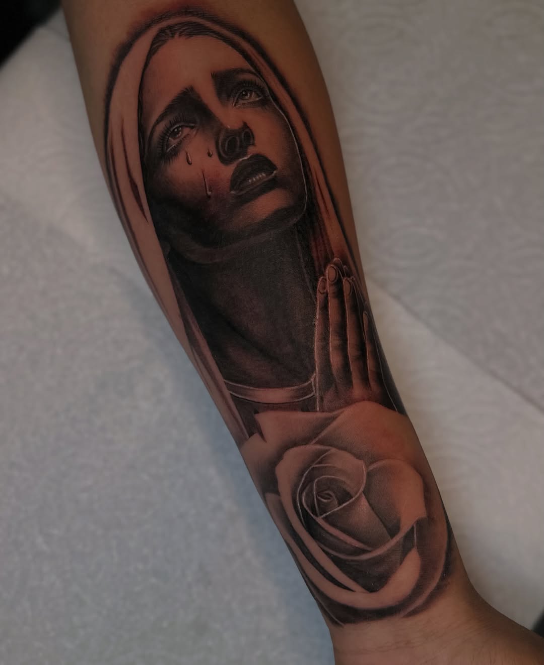 Crying woman and rose Chicano tattoo on the forearm by Mando