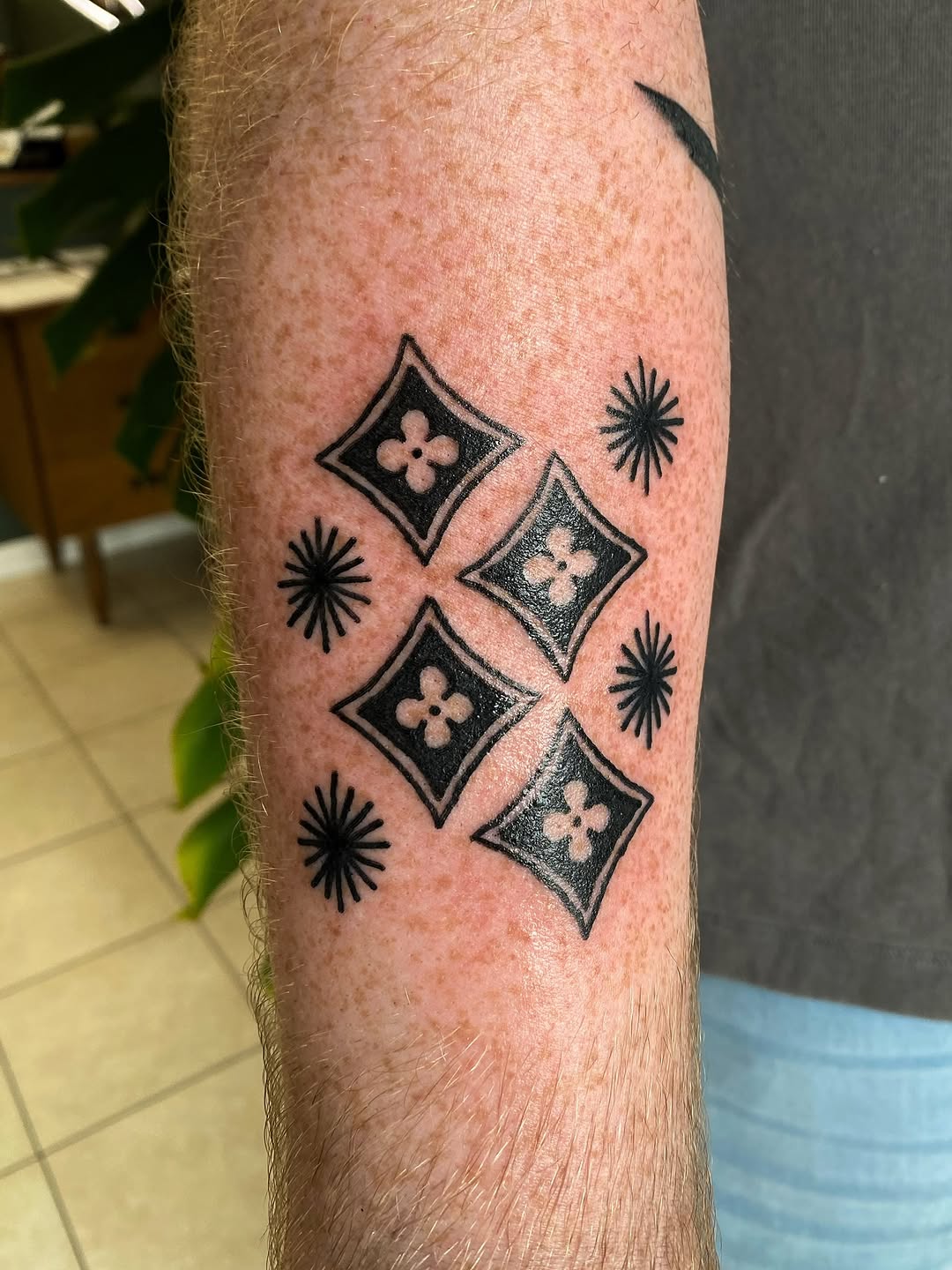 Tattoo by @menacemineure.tattoos — geometric, blackwork