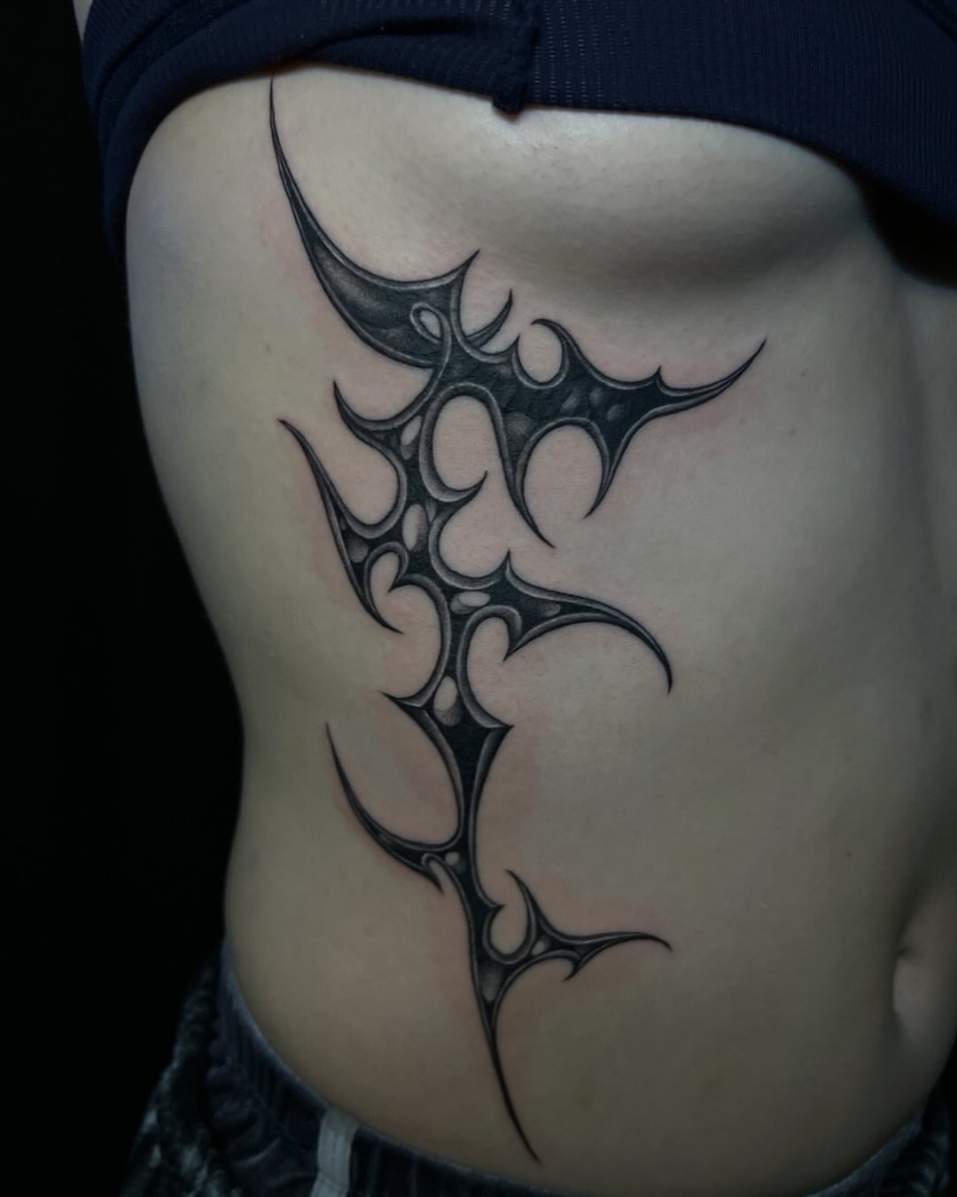 Tribal design tribal tattoo on the ribs by Iraymi Beltran