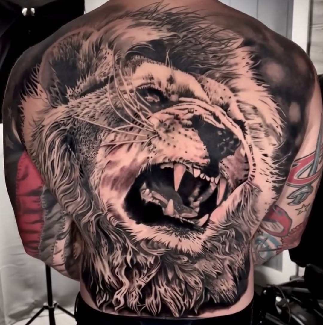 Roaring lion face realism tattoo on the back by Joshua Phillips, Mansfield, Ohio