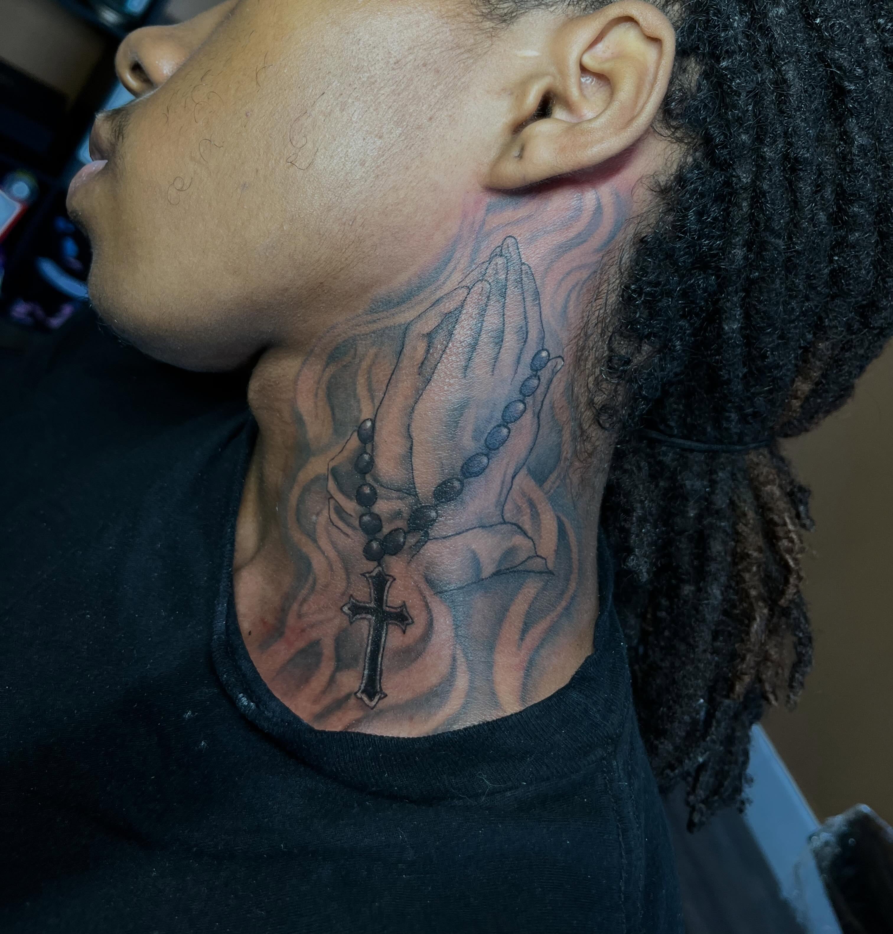 Praying hands with rosary black and grey tattoo on the neck by Tam💟👩🏽‍🎨