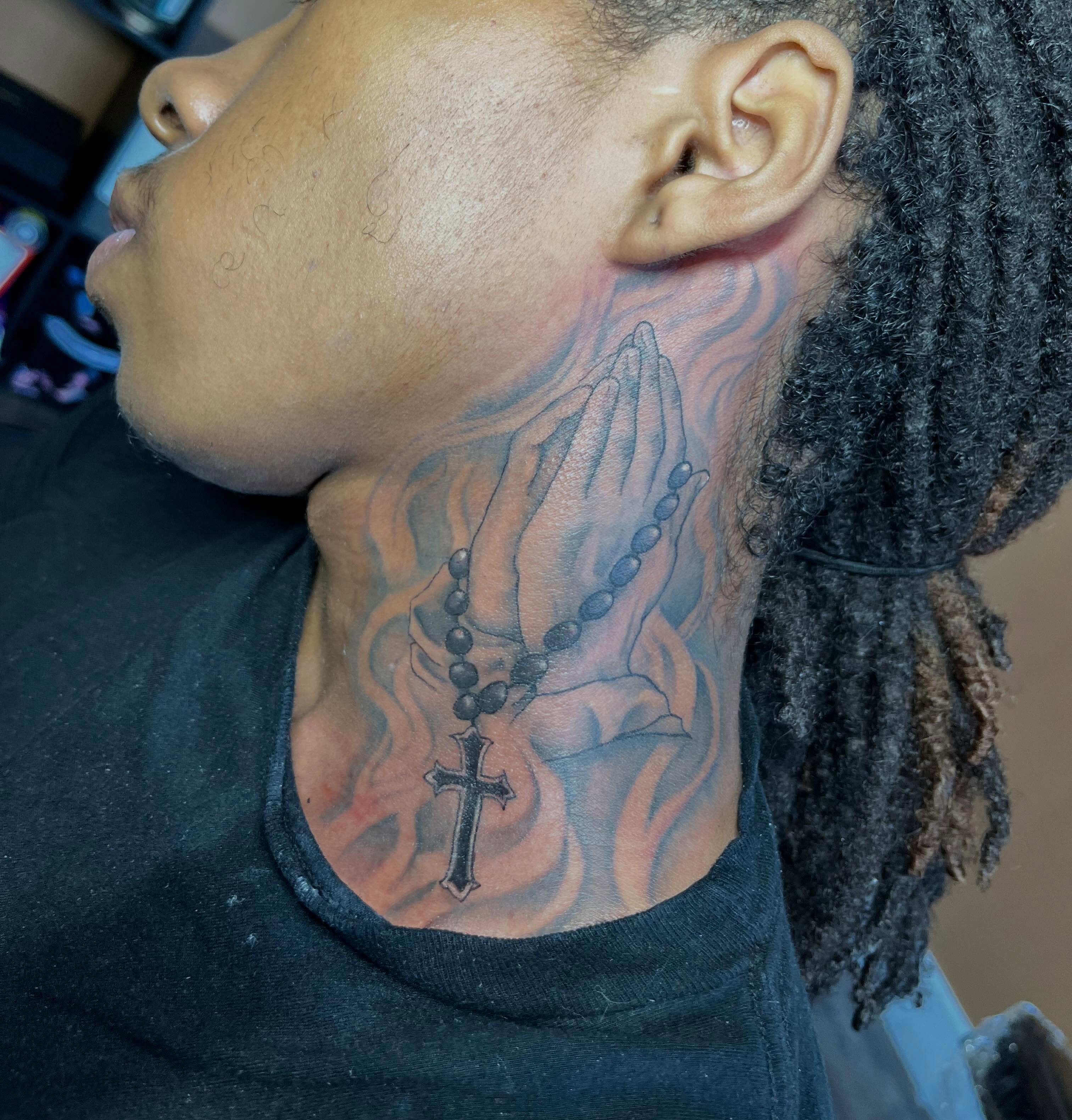 Praying hands with rosary black and grey tattoo on the neck by Tam💟👩🏽‍🎨
