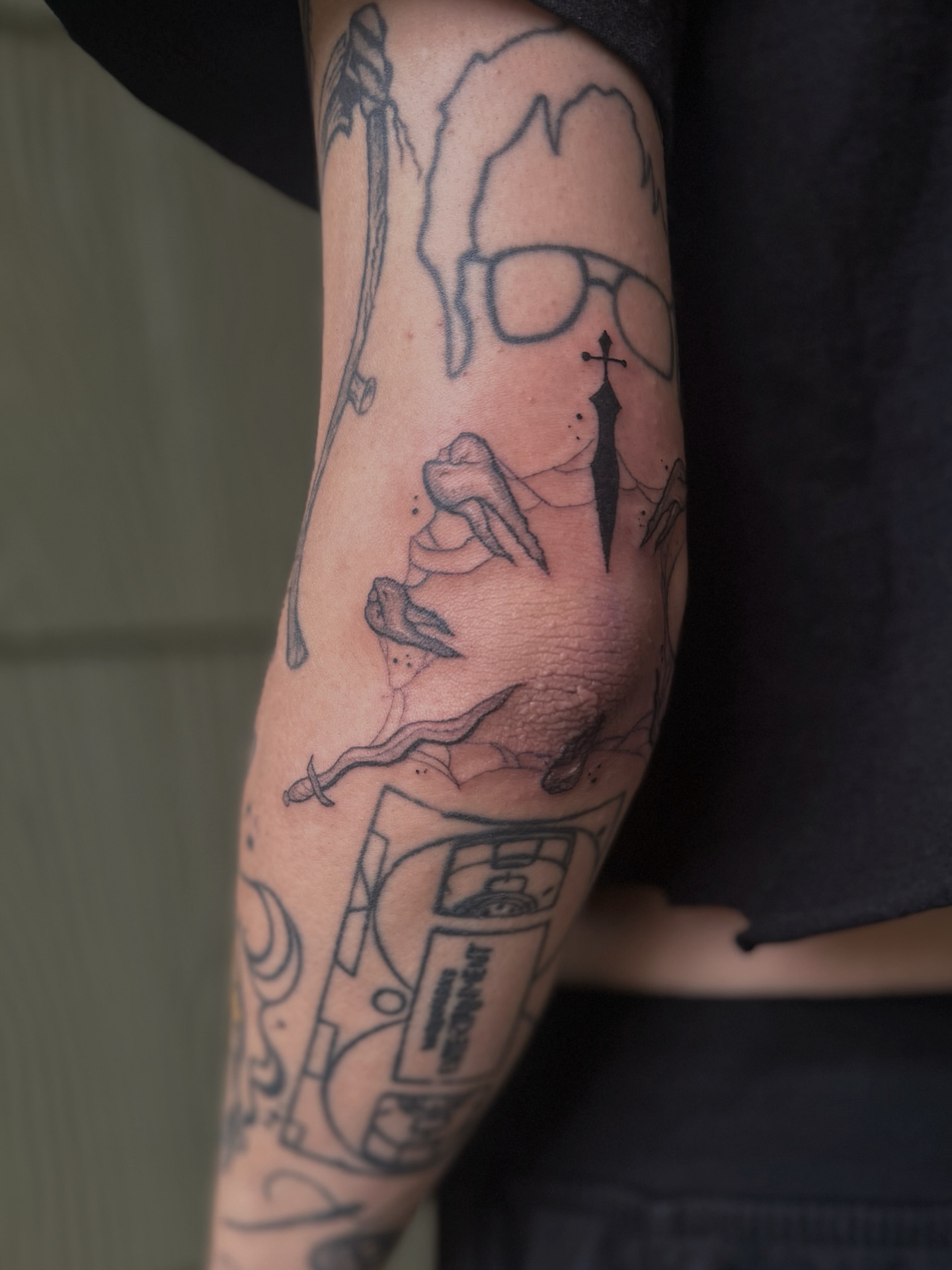 Tattoo by @patutattoo_by_e — black_and_grey, geometric