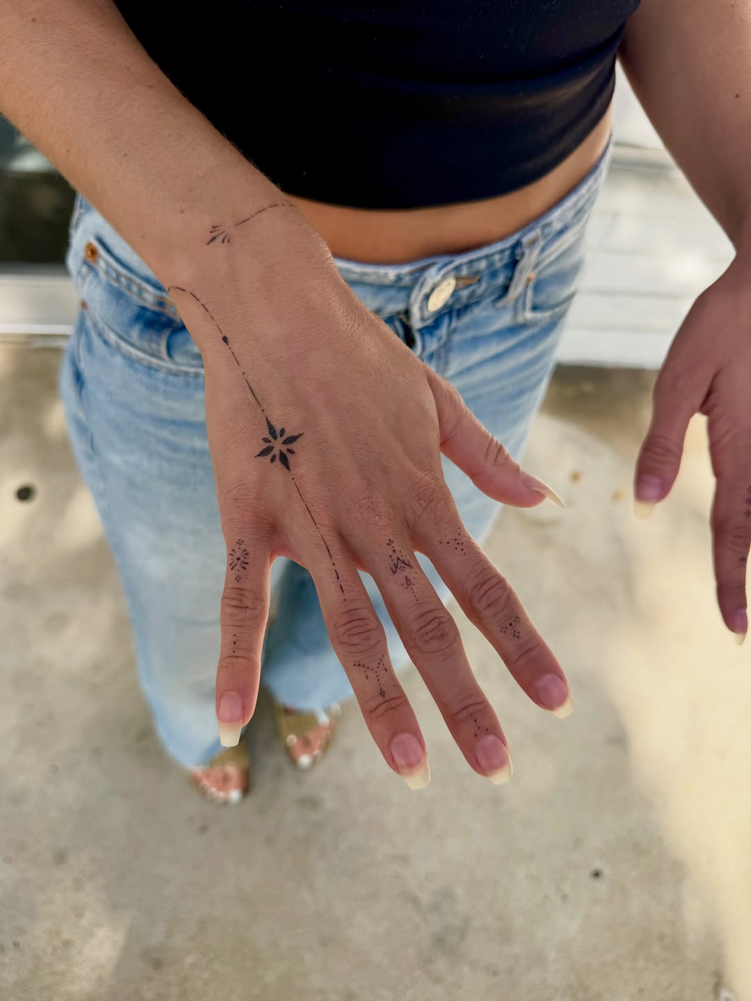 Geometric dotwork pattern ornamental tattoo on the hand by : *✧･ﾟ:* camryn  *:･ﾟ✧: