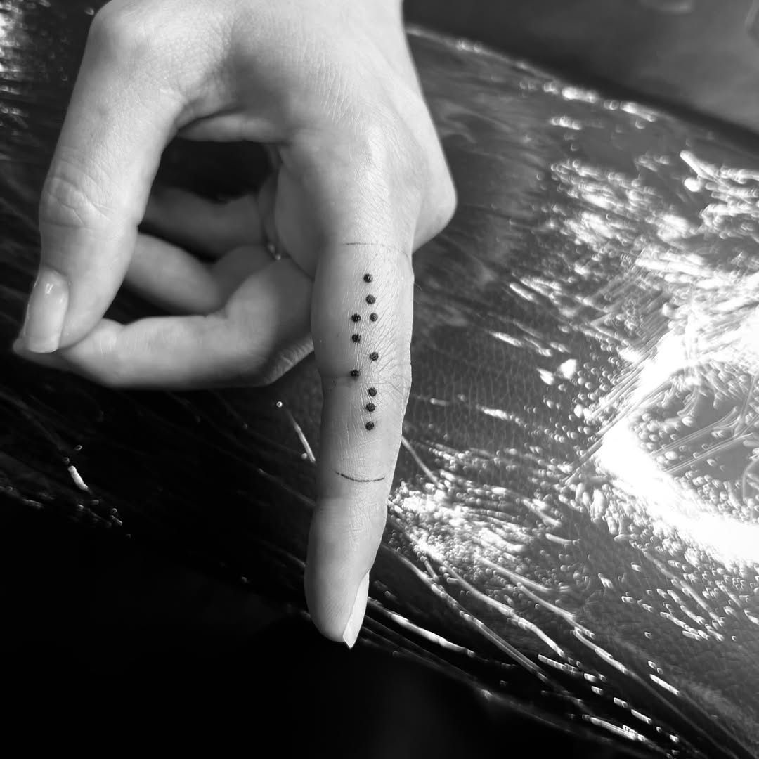 Tattoo by @sydneyrosetattoos — fine_line, minimalist