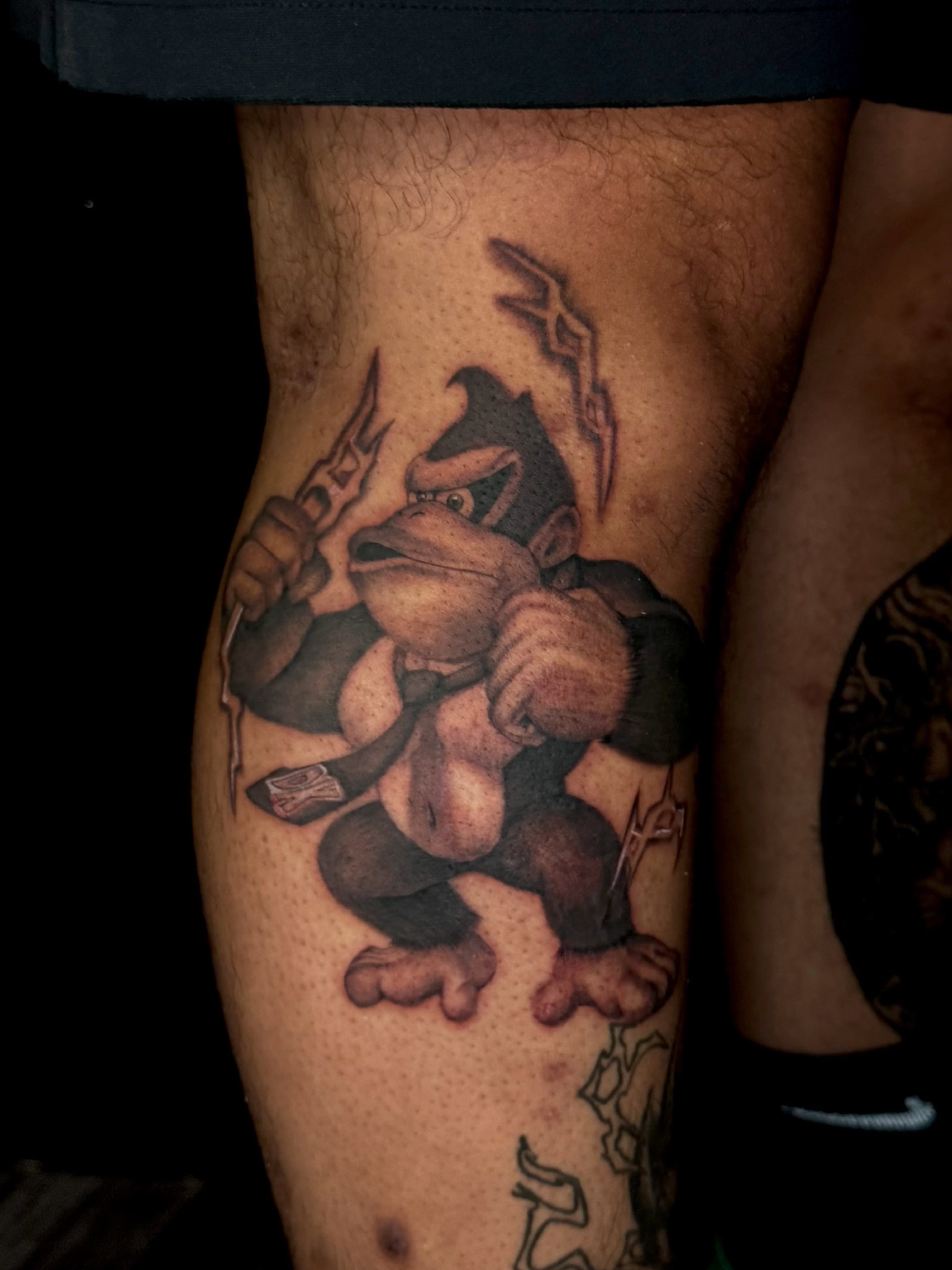 Donkey kong realism tattoo on the thigh by Alexa Camacho