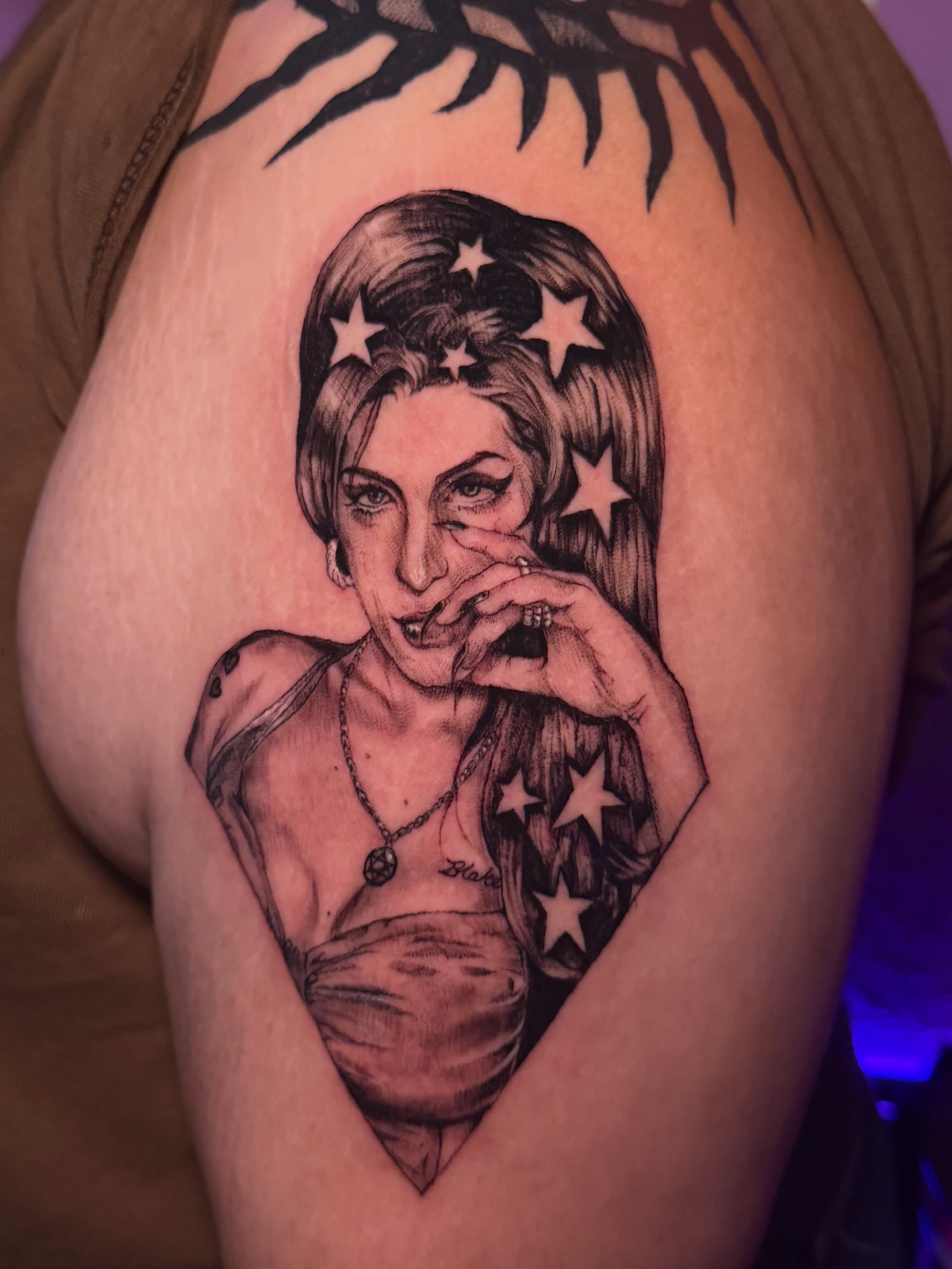Amy winehouse realism tattoo on the shoulder by ✧Lee Ortiz