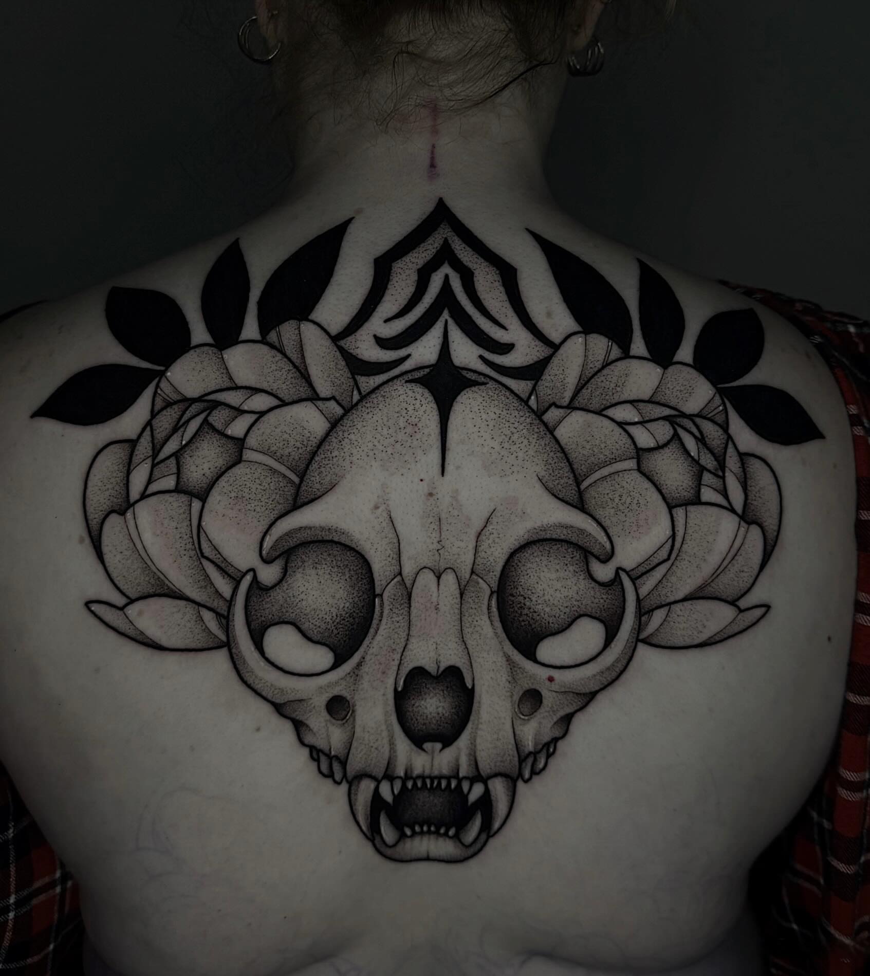 Skull and roses dotwork tattoo on the back by 𝔅𝔯𝔦 𝔉𝔩𝔢𝔱𝔠𝔥𝔢𝔯
