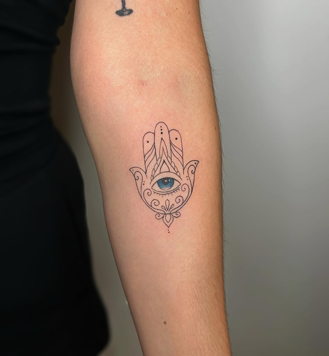 Hamsa hand with eye ornamental tattoo on the forearm by 𝒜𝓇𝓉𝒾𝓈𝓉 𝒟𝒶𝒾𝓈𝓎 ♡
