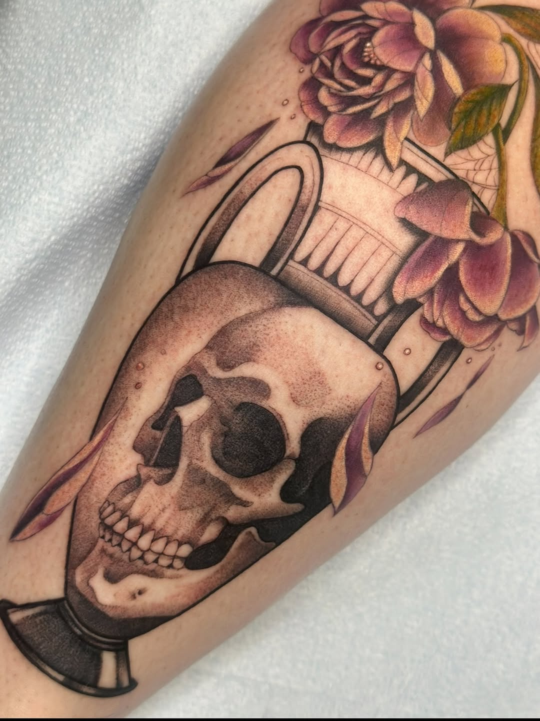 Tattoo by @felizestrella_tattoo — realism, dotwork