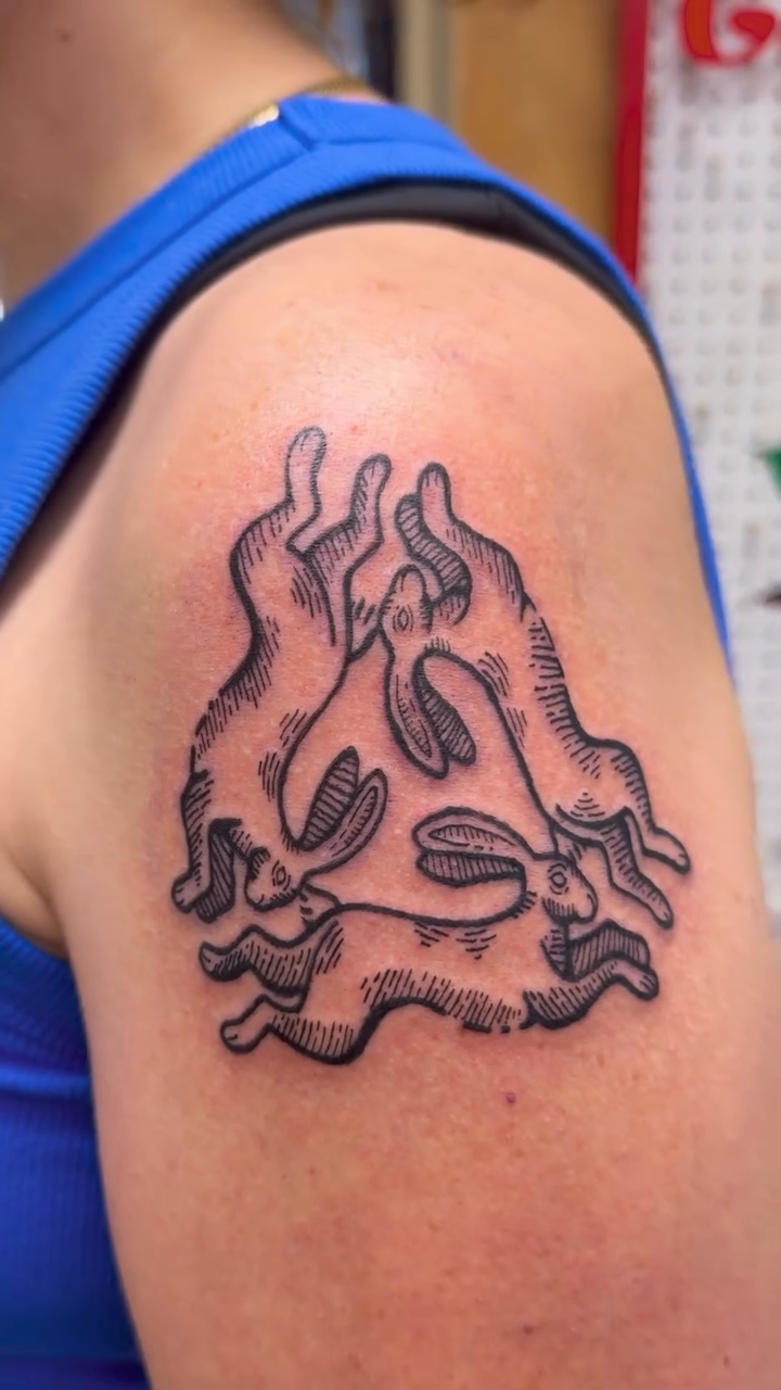 Abstract flame-like design fine line tattoo on the upper arm by Laura🦋