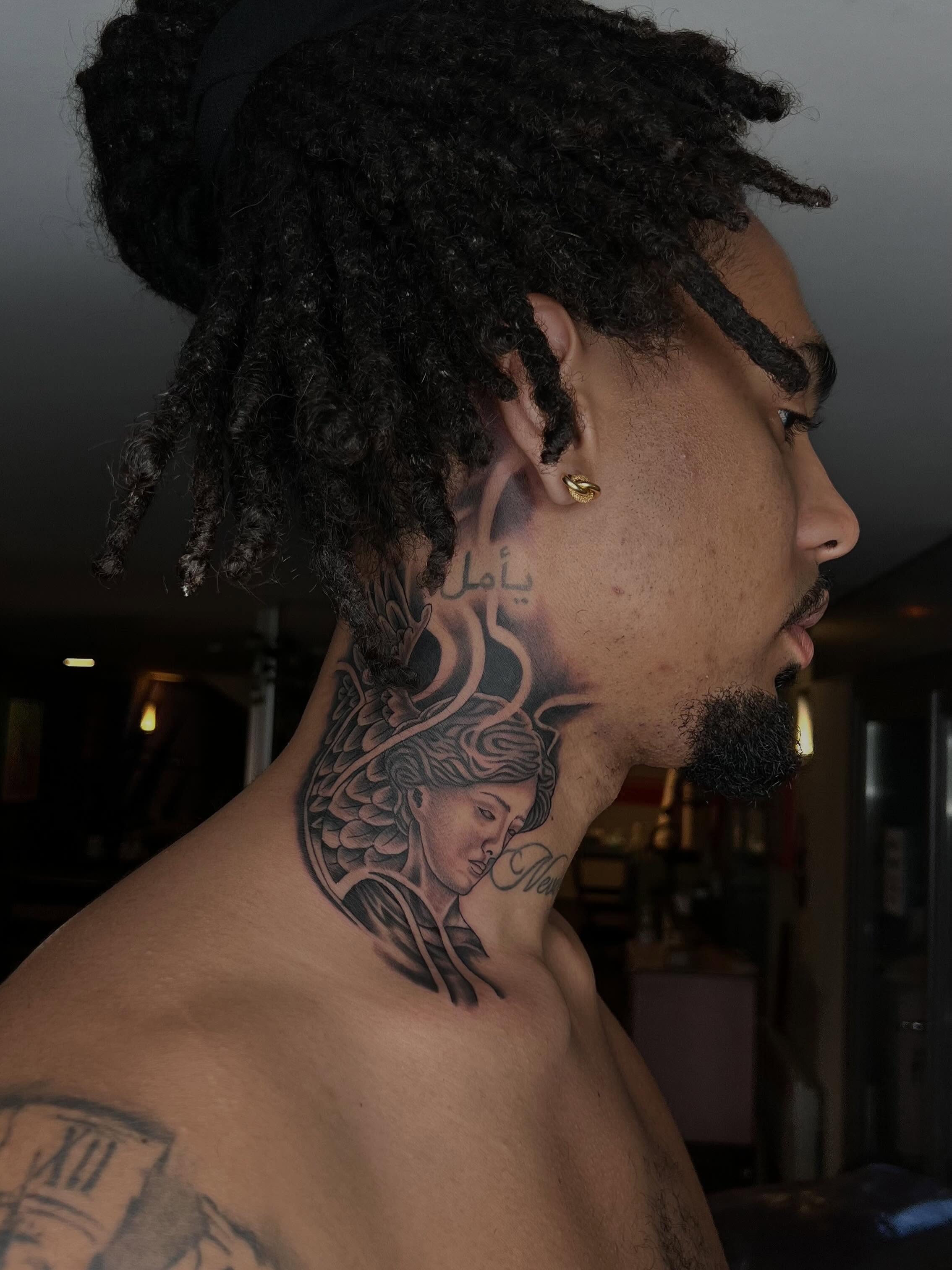 Woman with flowers realism tattoo on the neck by Tattoo (Réaliste), Toulouse, Occitanie