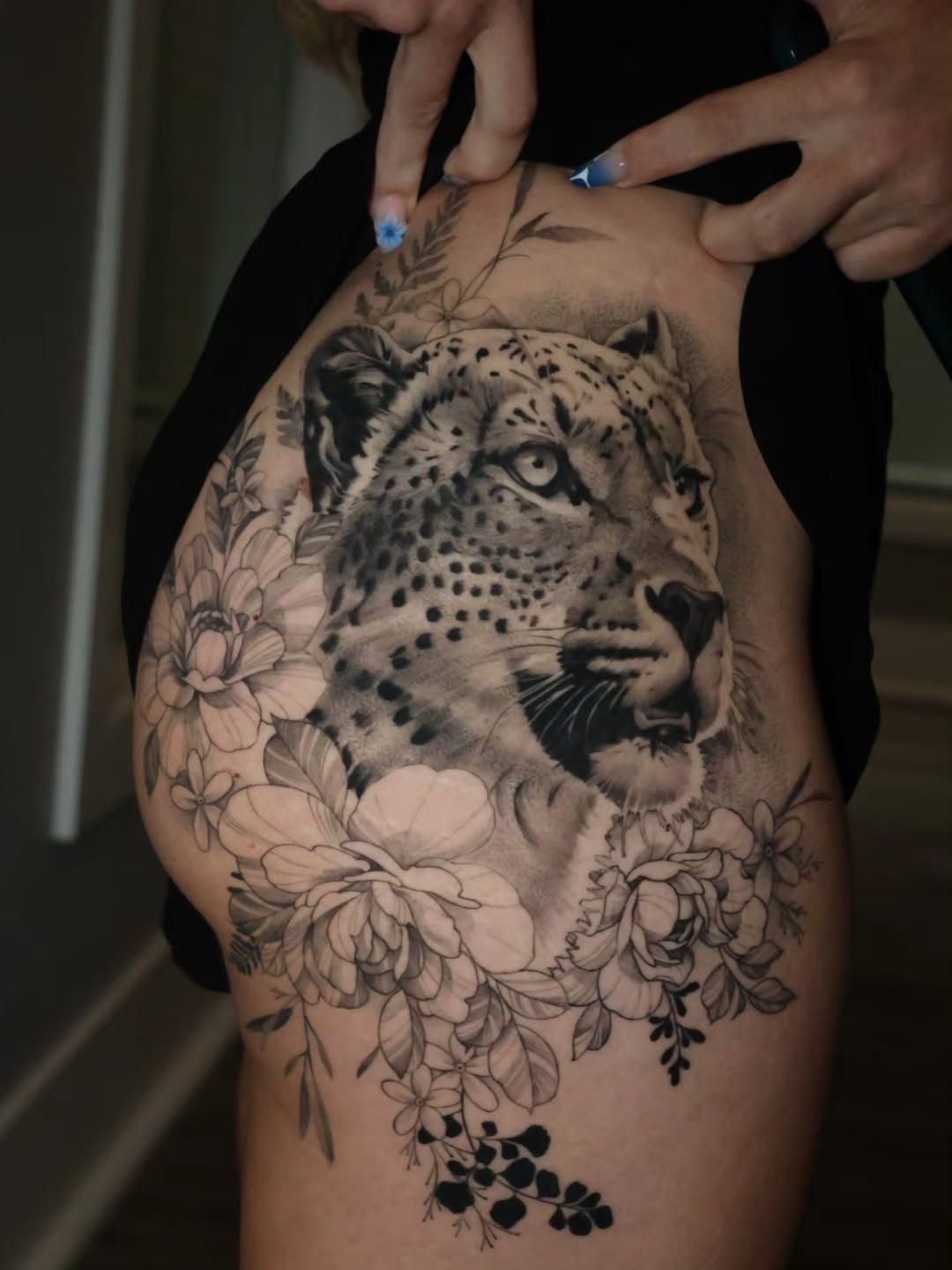 Leopard and flowers realism tattoo on the thigh by Jesus Bravo
