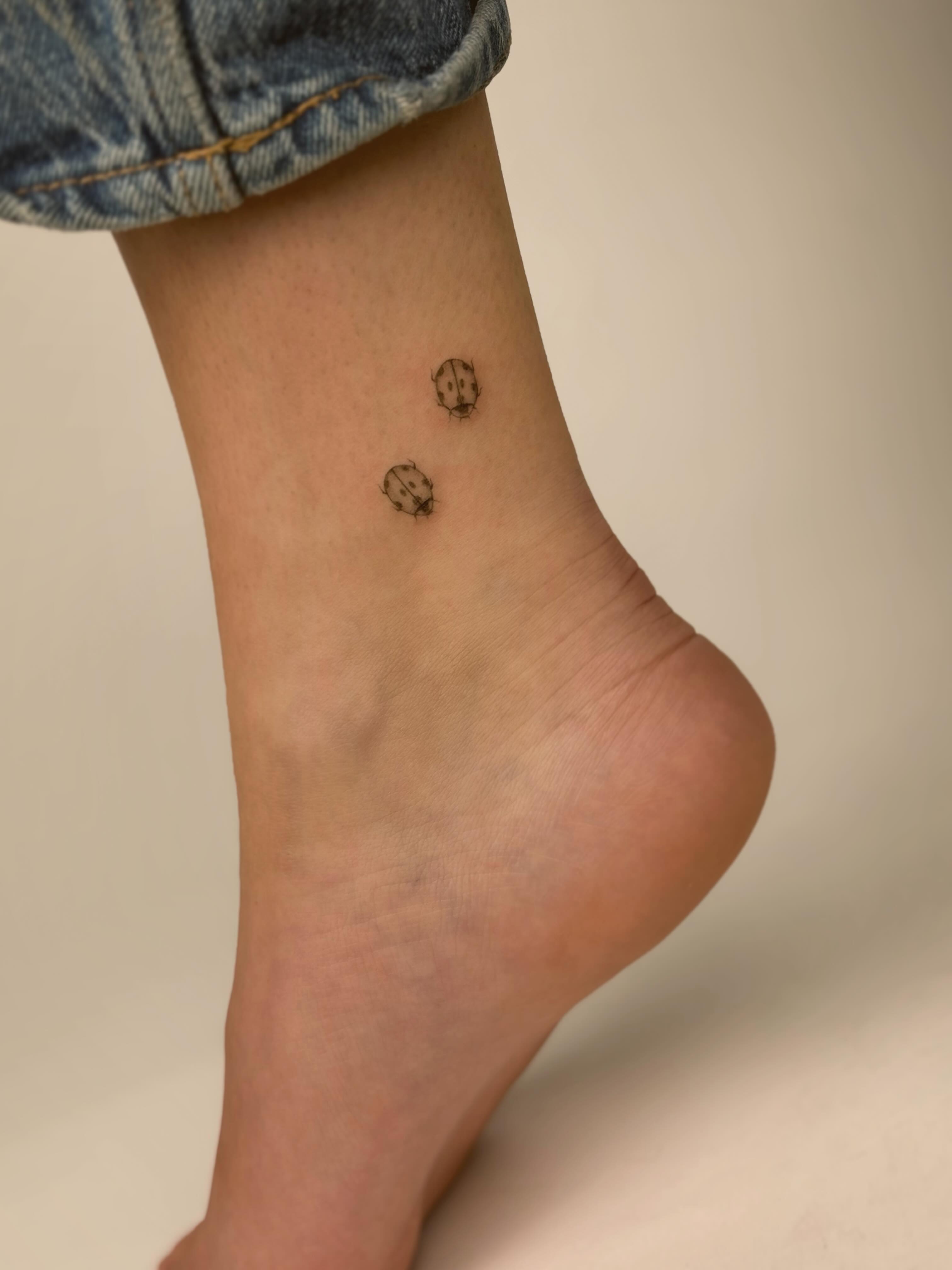 Tattoo by @tattoovasquez — fine_line, minimalist