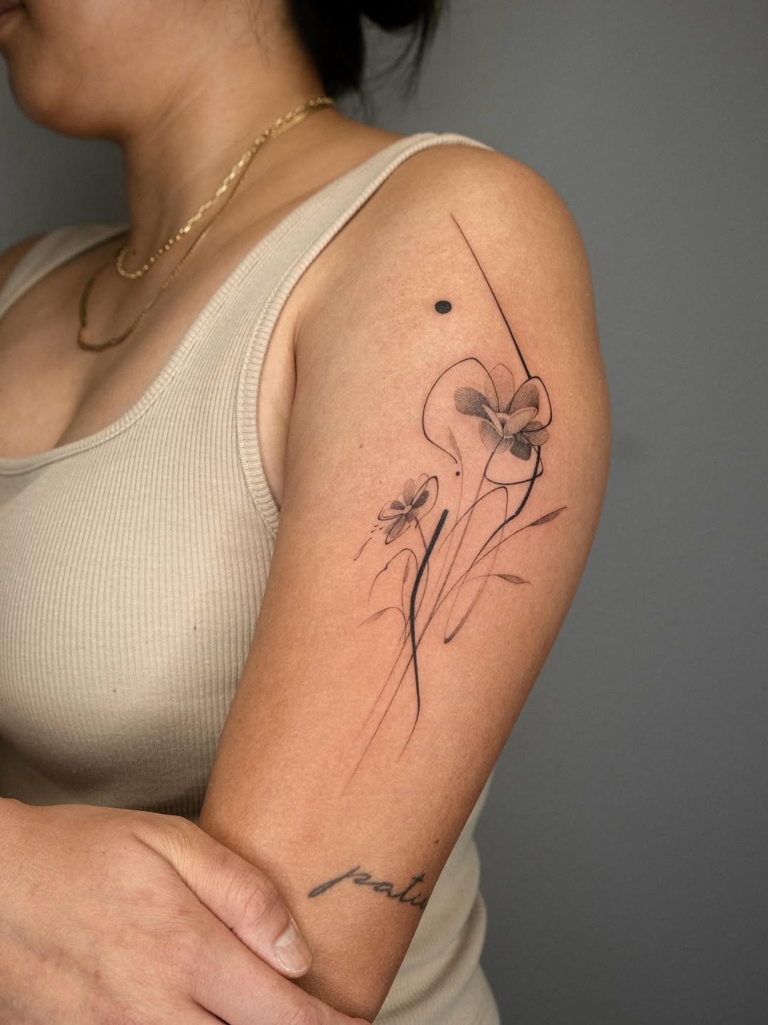 Abstract flowers blackwork tattoo on the upper arm by ๐๐๐ฆ ๐๐ ๐ฎ๐ฒ๐๐ง