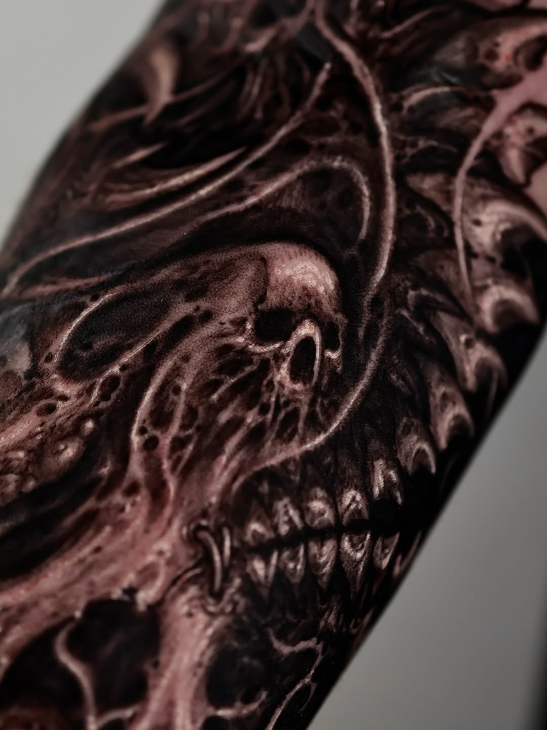 Skull and organic matter realism tattoo on the forearm by Dark tattoo