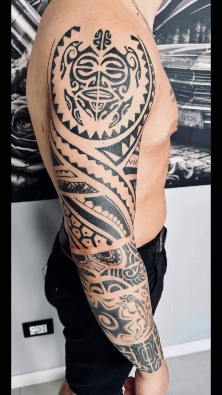Tribal tattoo on the upper arm by Salvador Mendoza, Sesto San Giovanni
