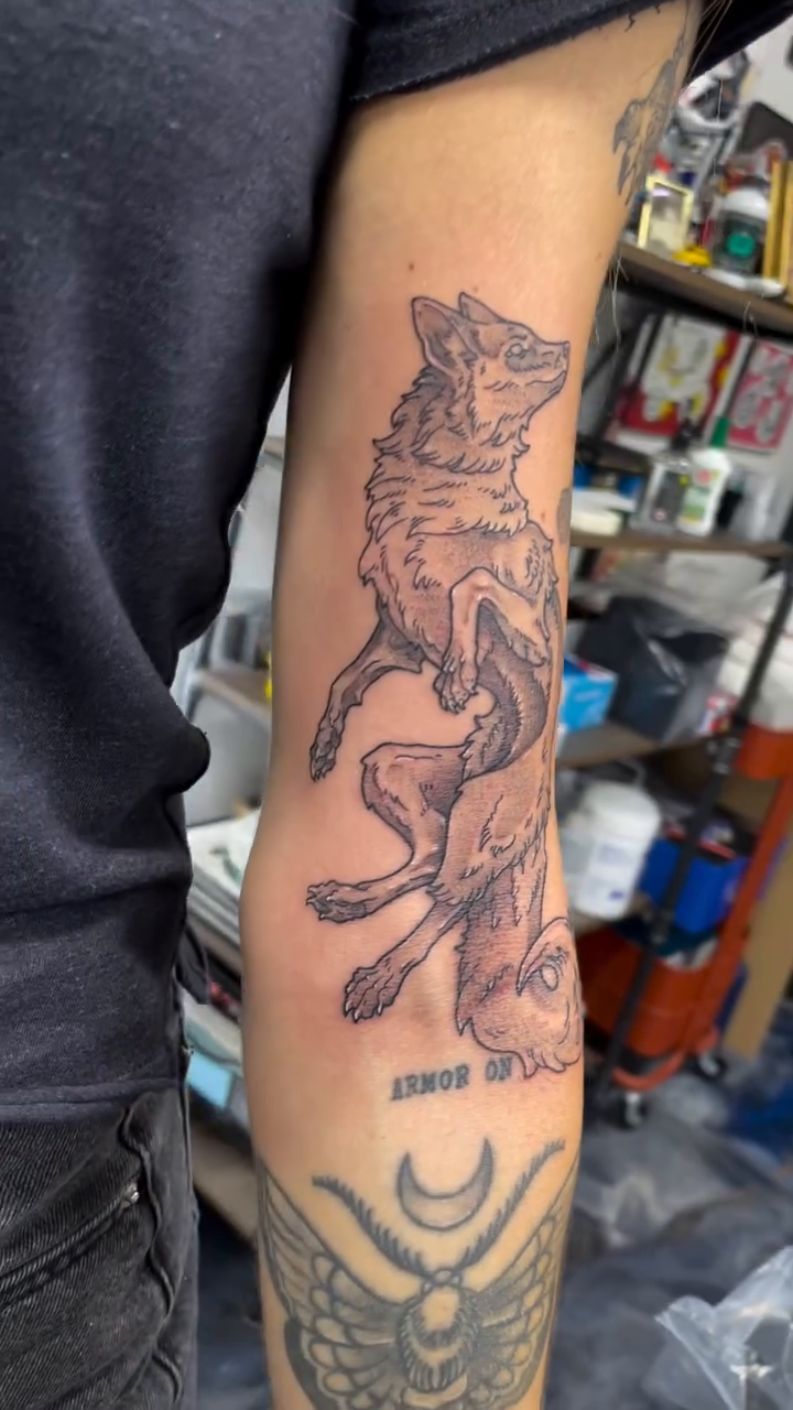 Fine line tattoo on the leg by Vicent