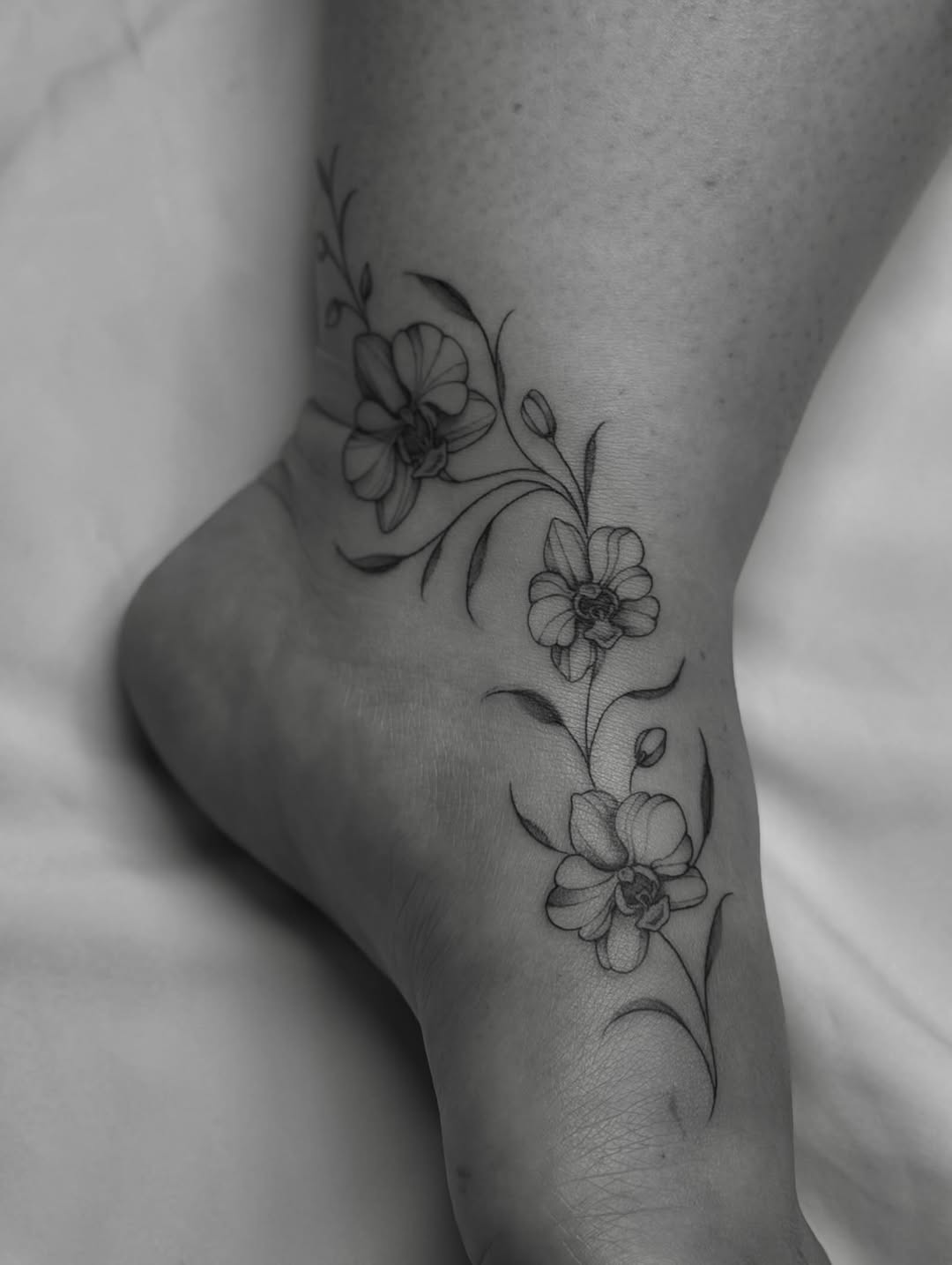 Tattoo by @lanamoontatu — fine_line, black_and_grey