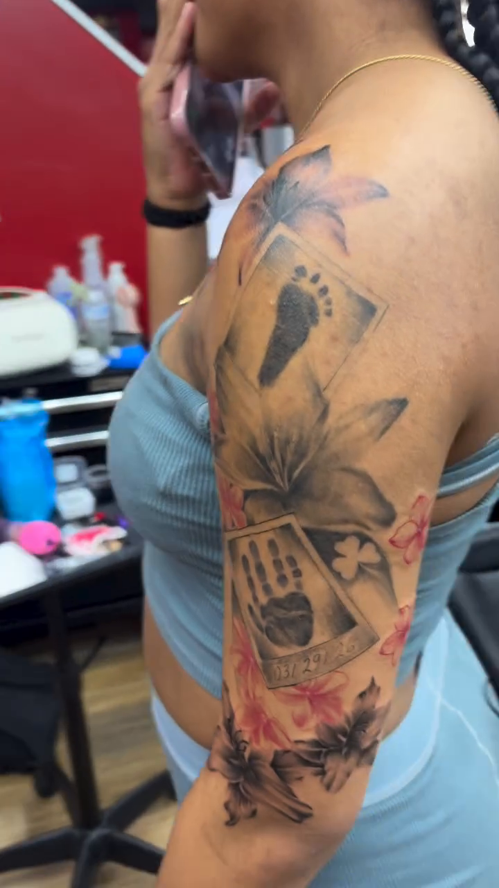 Watercolor tattoo on the upper arm by Art Plug