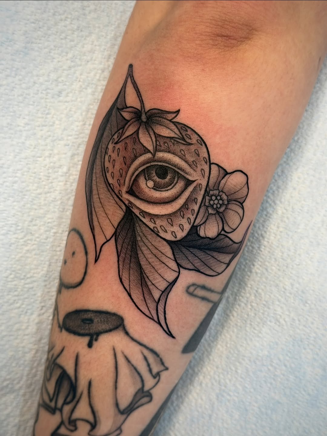 Tattoo by @miaesperanzatattoo โ black_and_grey, fine_line