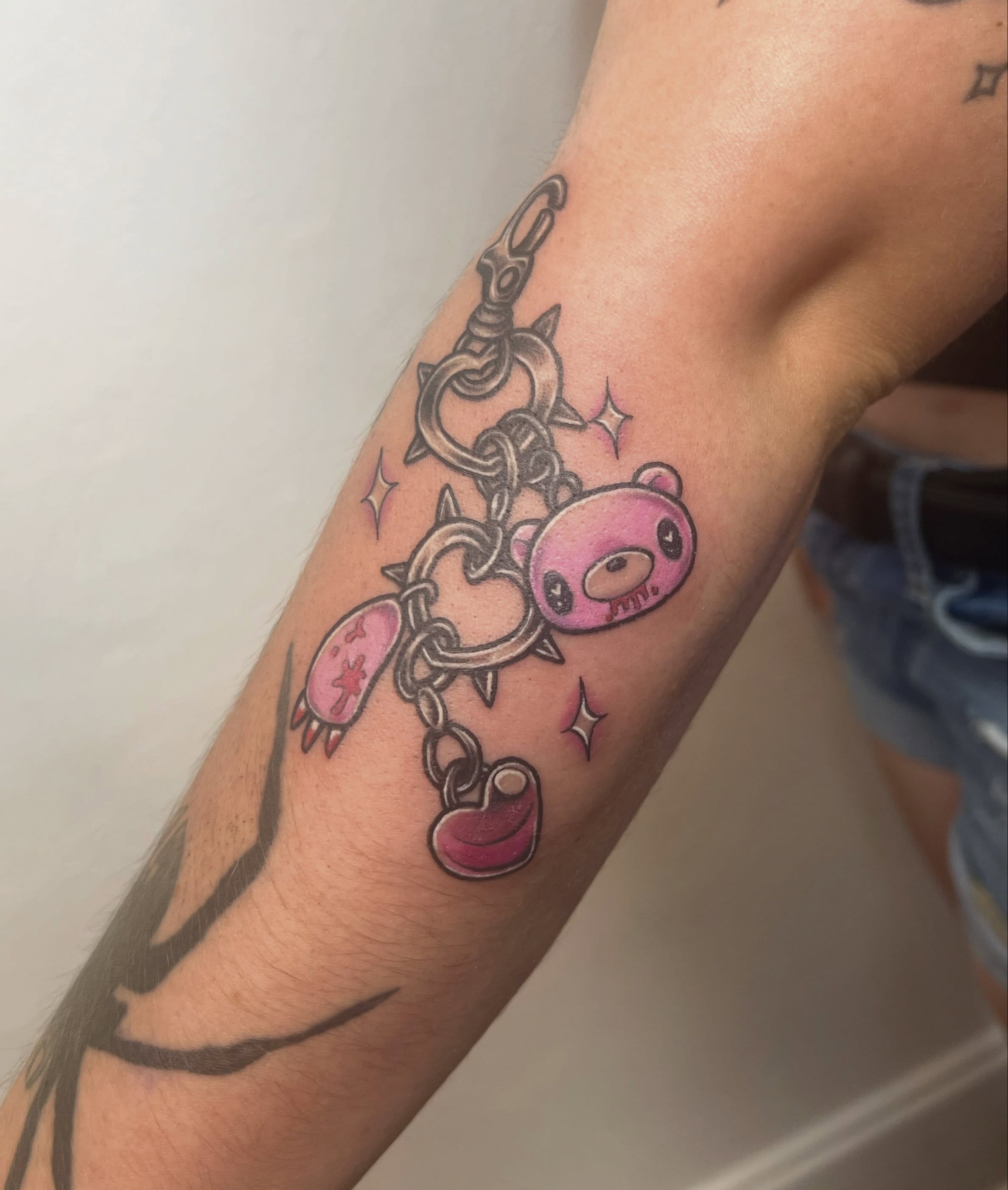 Chain and bear new school tattoo on the forearm by Amber Rose