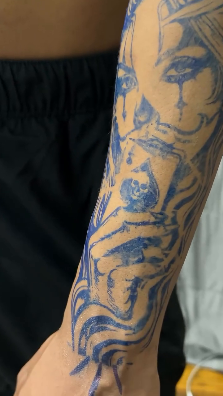 Woman with money and skull realism tattoo on the forearm by @delitotattoos