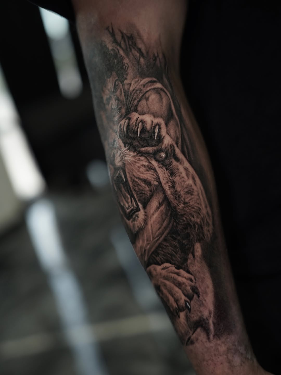 Roaring lion realism tattoo on the forearm by Nelson Tellez
