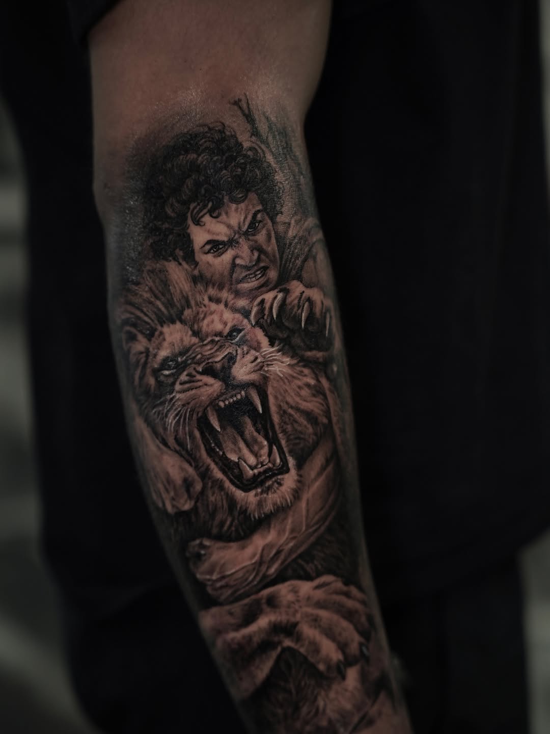 Man fighting a lion realism tattoo on the forearm by Nelson Tellez