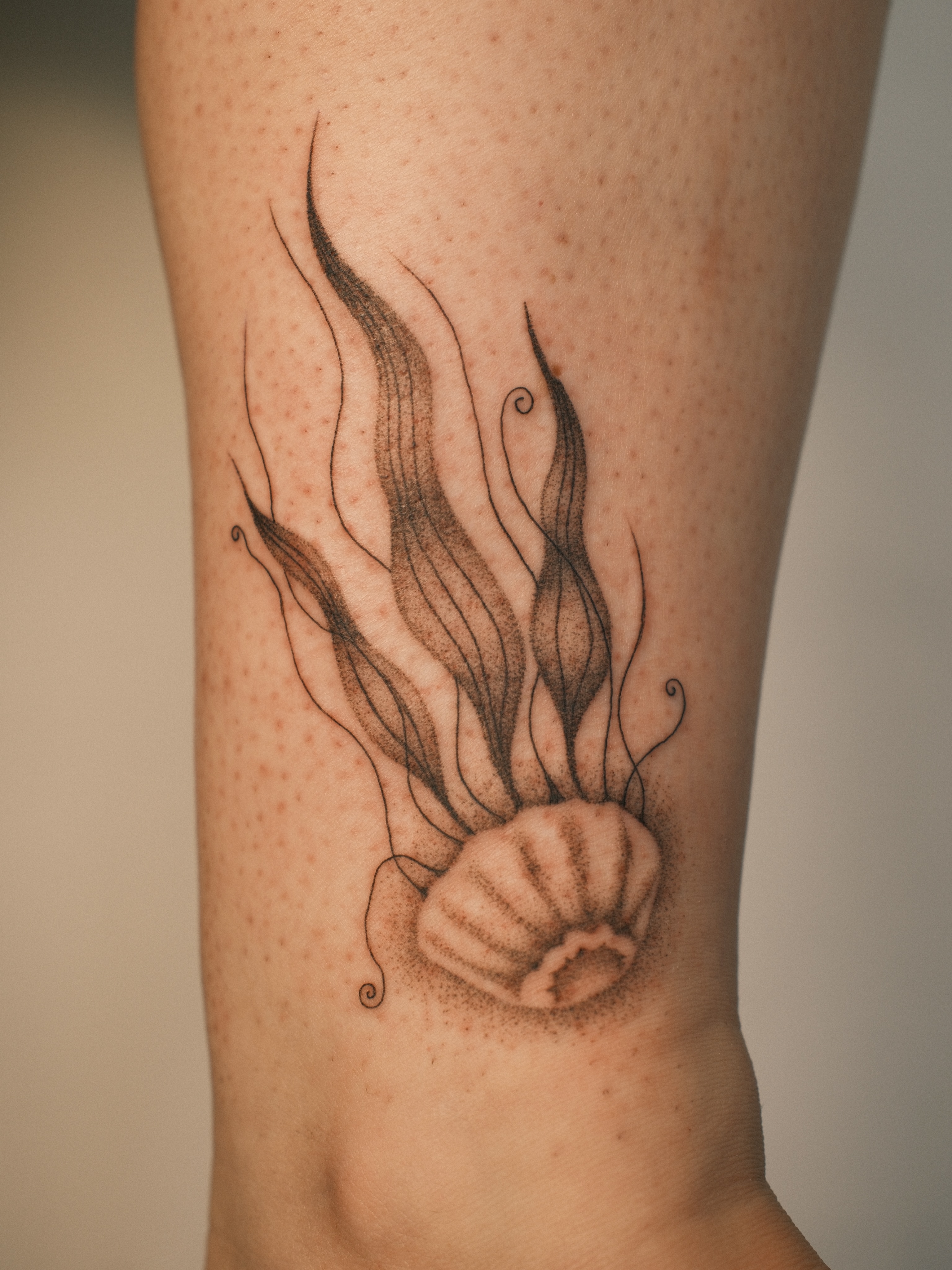 Tattoo by @earthyliltats โ dotwork, realism