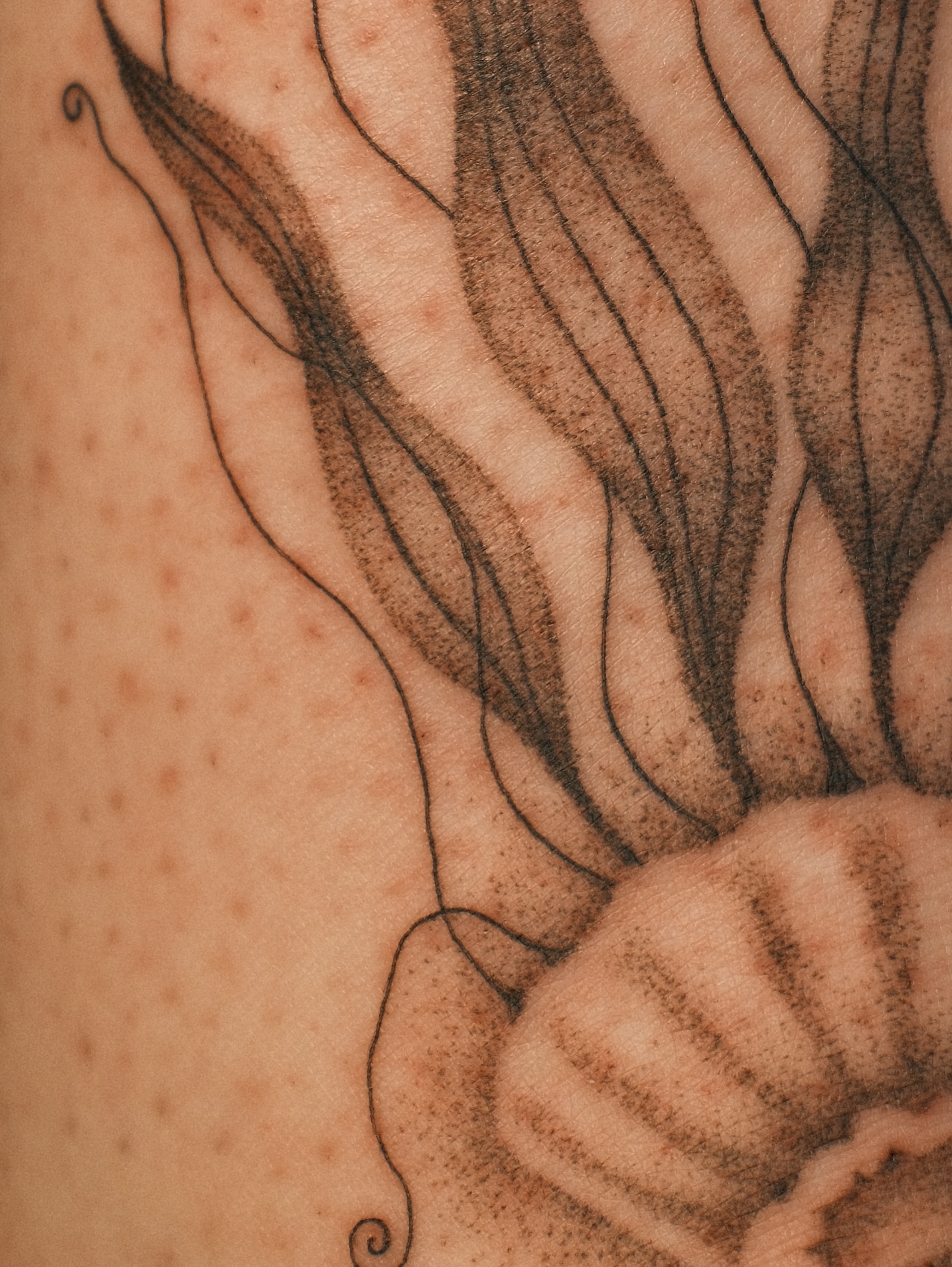 Tattoo by @earthyliltats โ black_and_grey