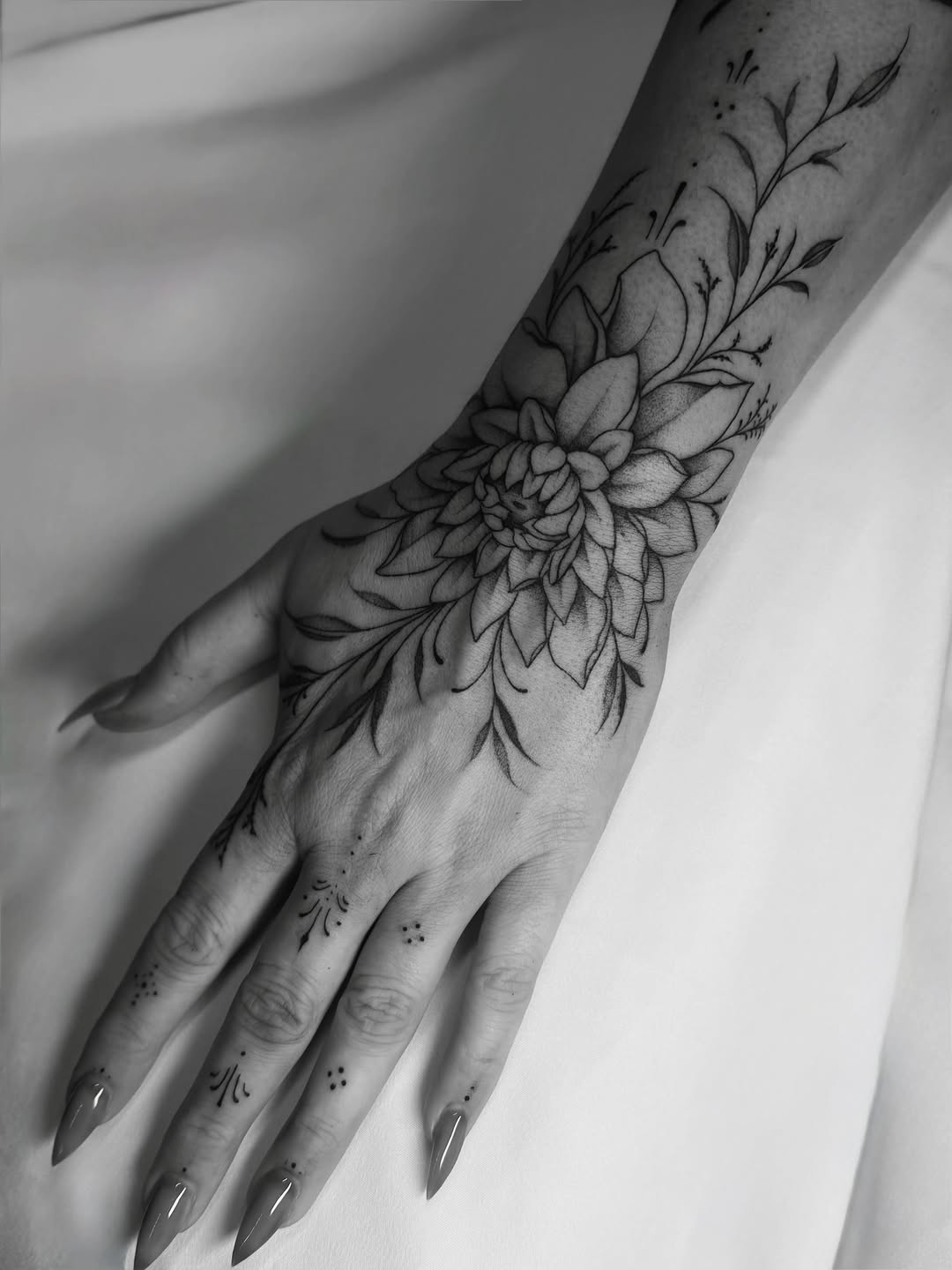 Tattoo by @lanamoontatu — fine_line, dotwork