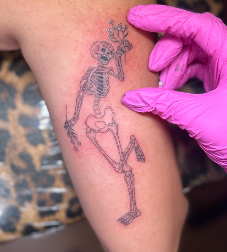 Skeleton with flowers realism tattoo on the thigh by ๐ Michelle ๐