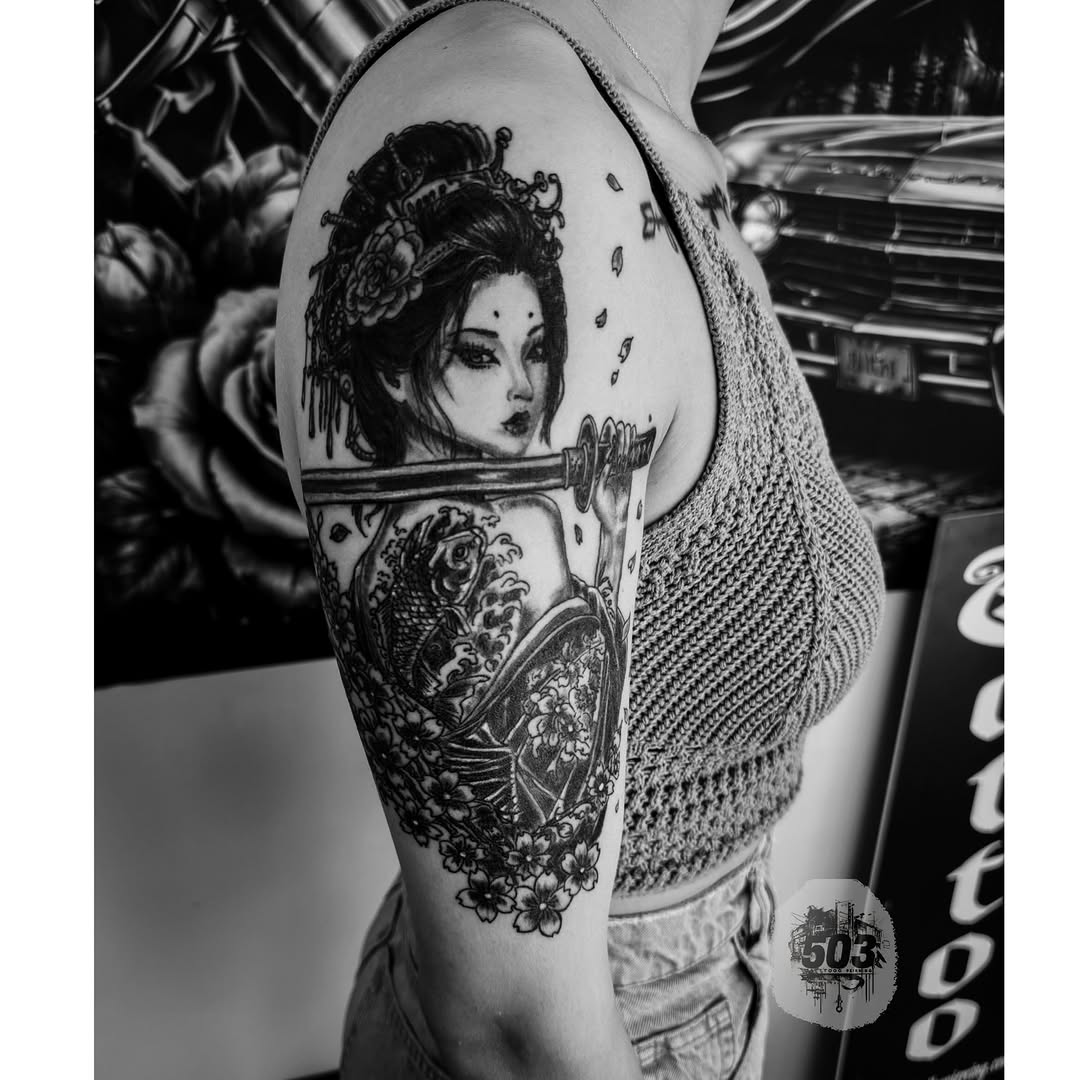 Geisha with sword and koi fish realism tattoo on the shoulder by Salvador Mendoza, Sesto San Giovanni