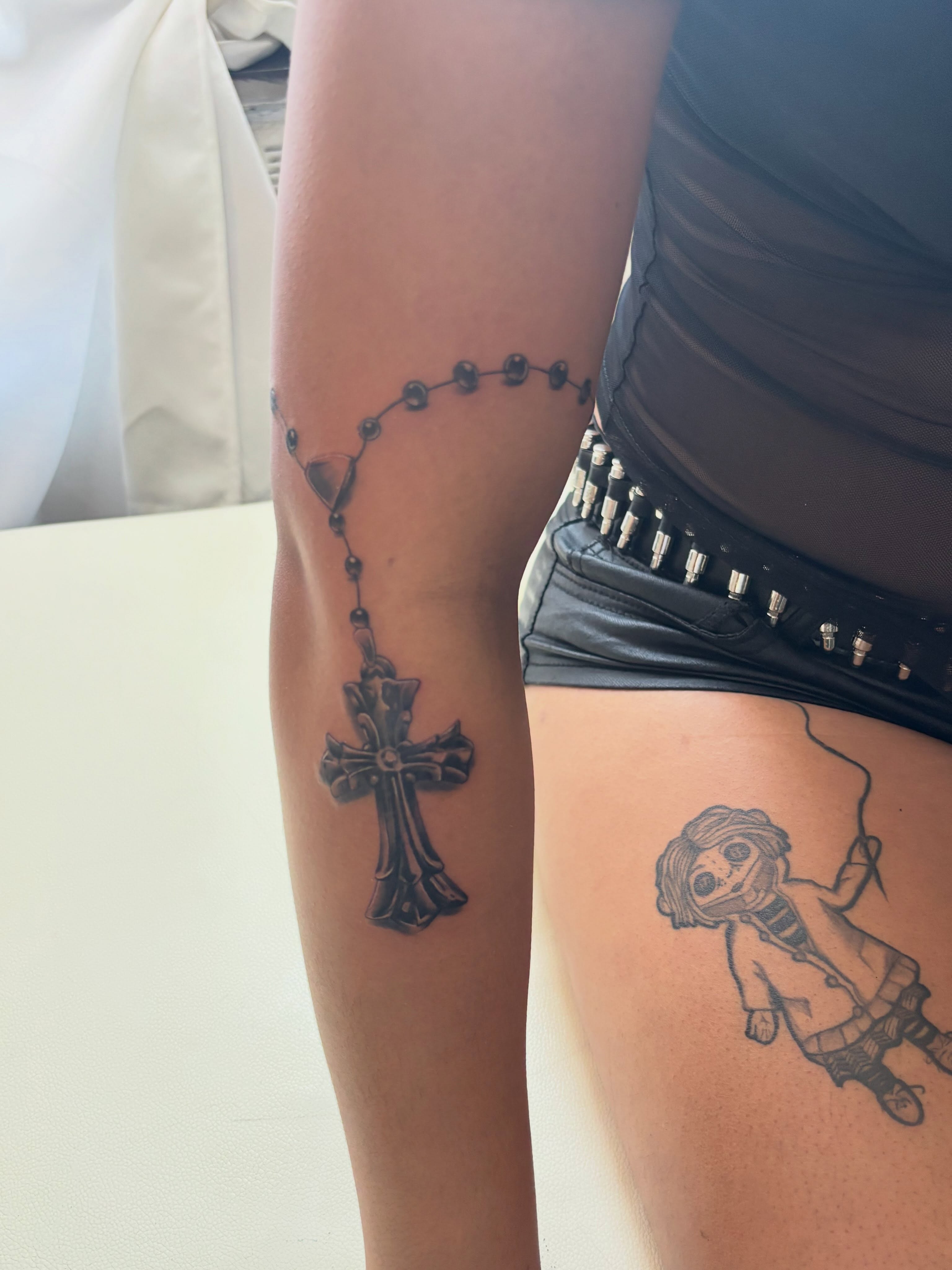 Rosary and cross black and grey tattoo on the thigh by Comic-Book-M πͺβπ½π₯