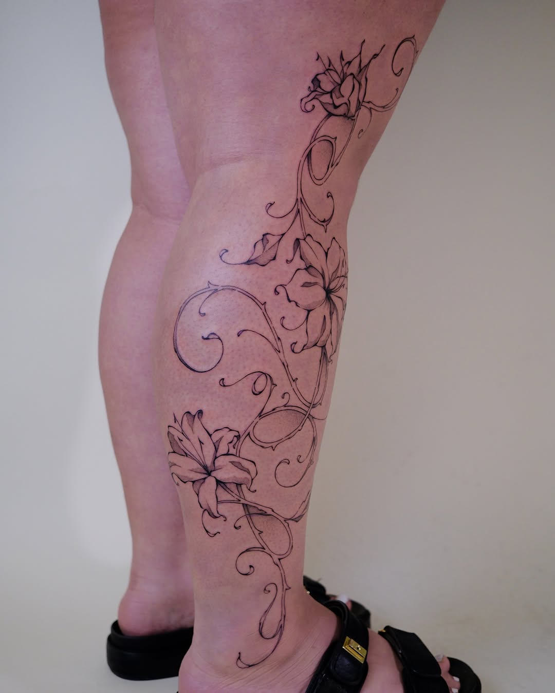 Tattoo by @lunarabbittattoo â fine_line, black_and_grey