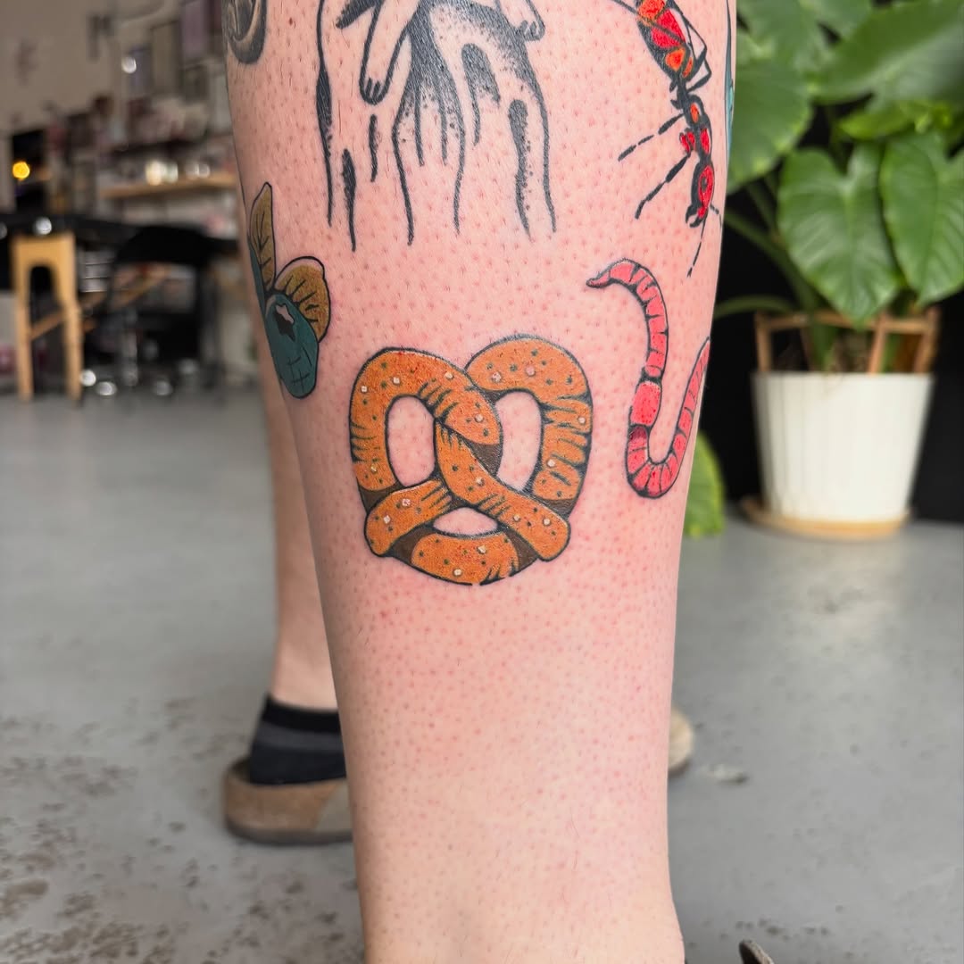 Pretzel American traditional tattoo on the calf by Kate Behr 🌱