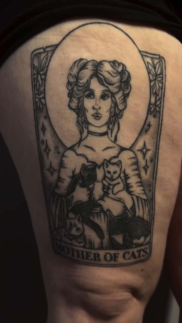 Woman holding cats realism tattoo on the back by 𝕽𝖆𝖈𝖍𝖊𝖑 𝕽𝖆𝖉𝖎𝖈𝖆𝖑 Queens Tattooer