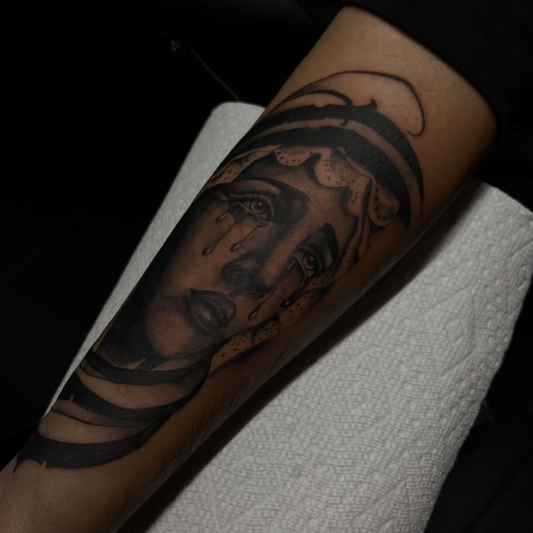 Tattoo by @_mujerdemuerte — black_and_grey, realism