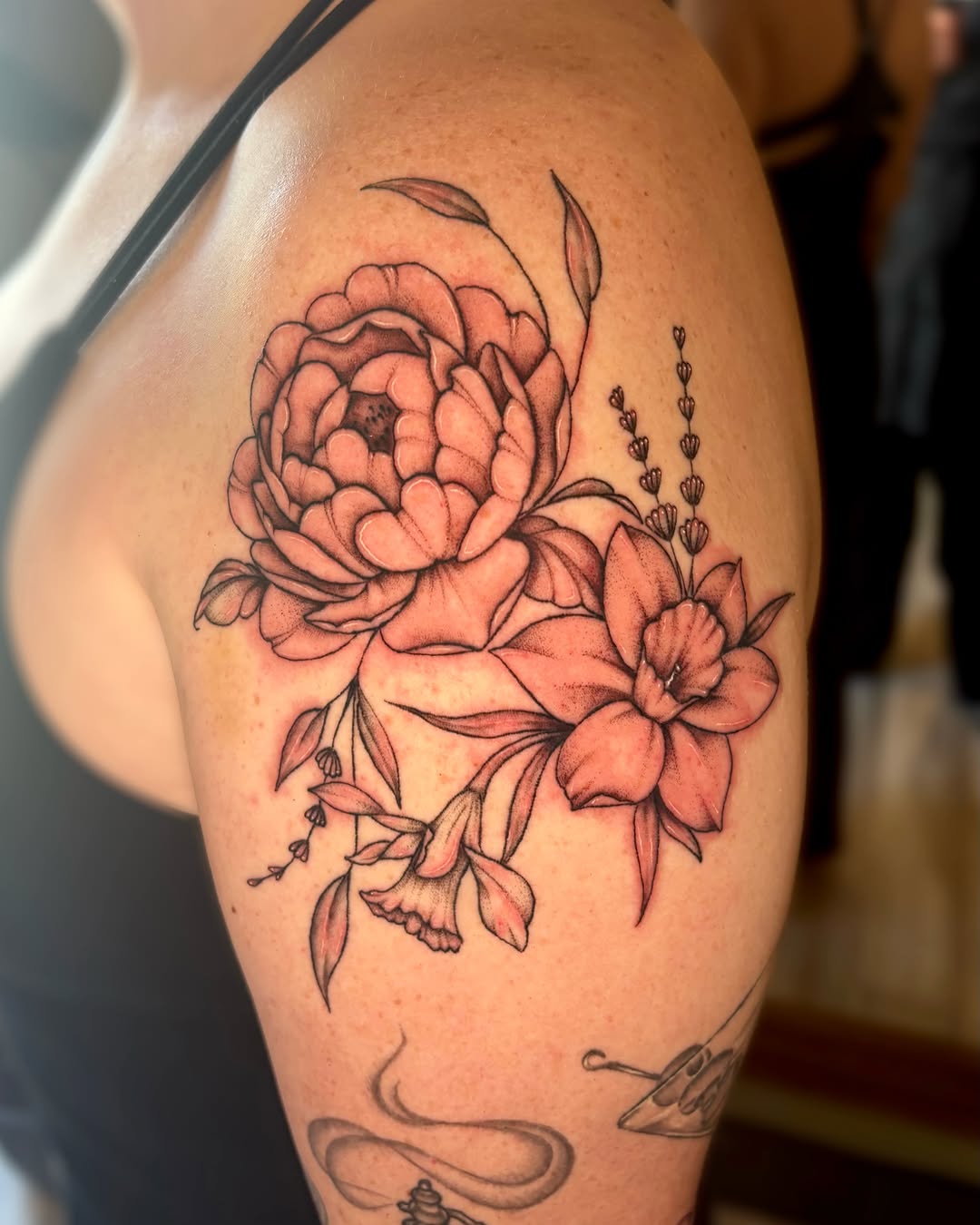 Peony and daffodils neo-traditional tattoo on the shoulder by Bianca Cattapan