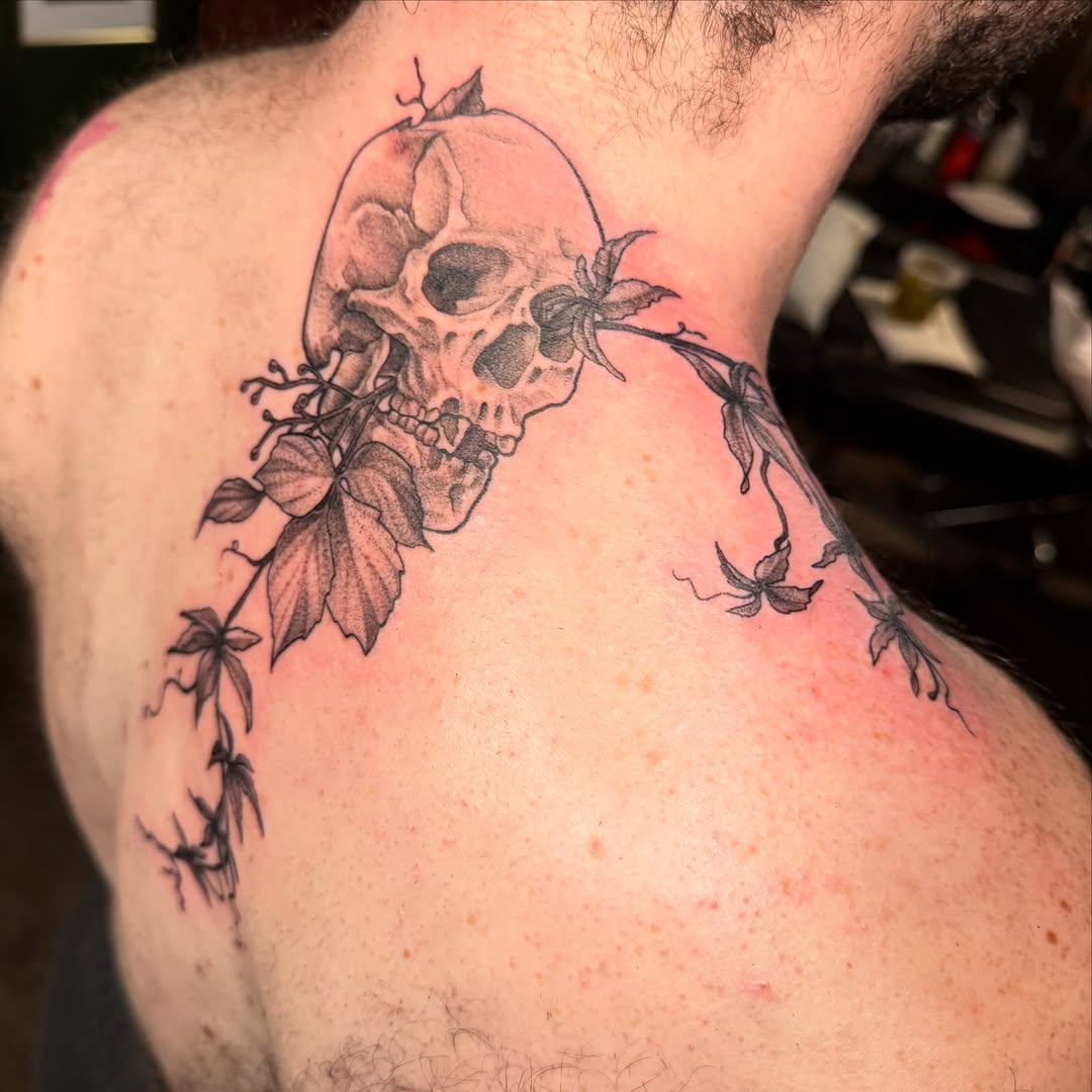 Skull and ivy realism tattoo on the shoulder by Em ✨PA Tattooer